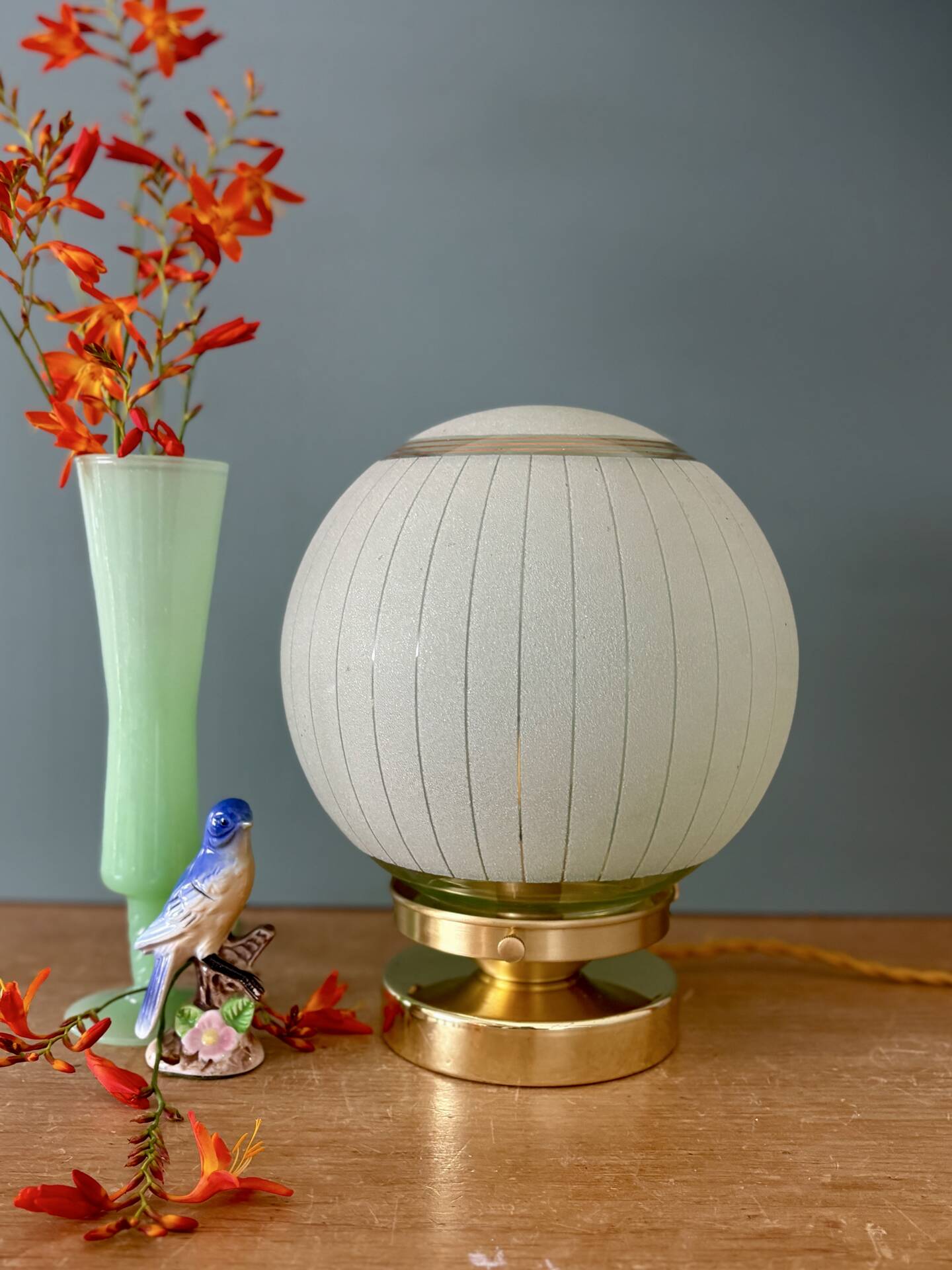 Lampe à poser globe vintage en verre granité vert et doré