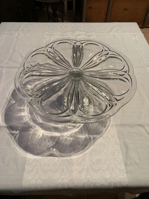 Pie dish and bubbled glass cakes on foot in excellent condition