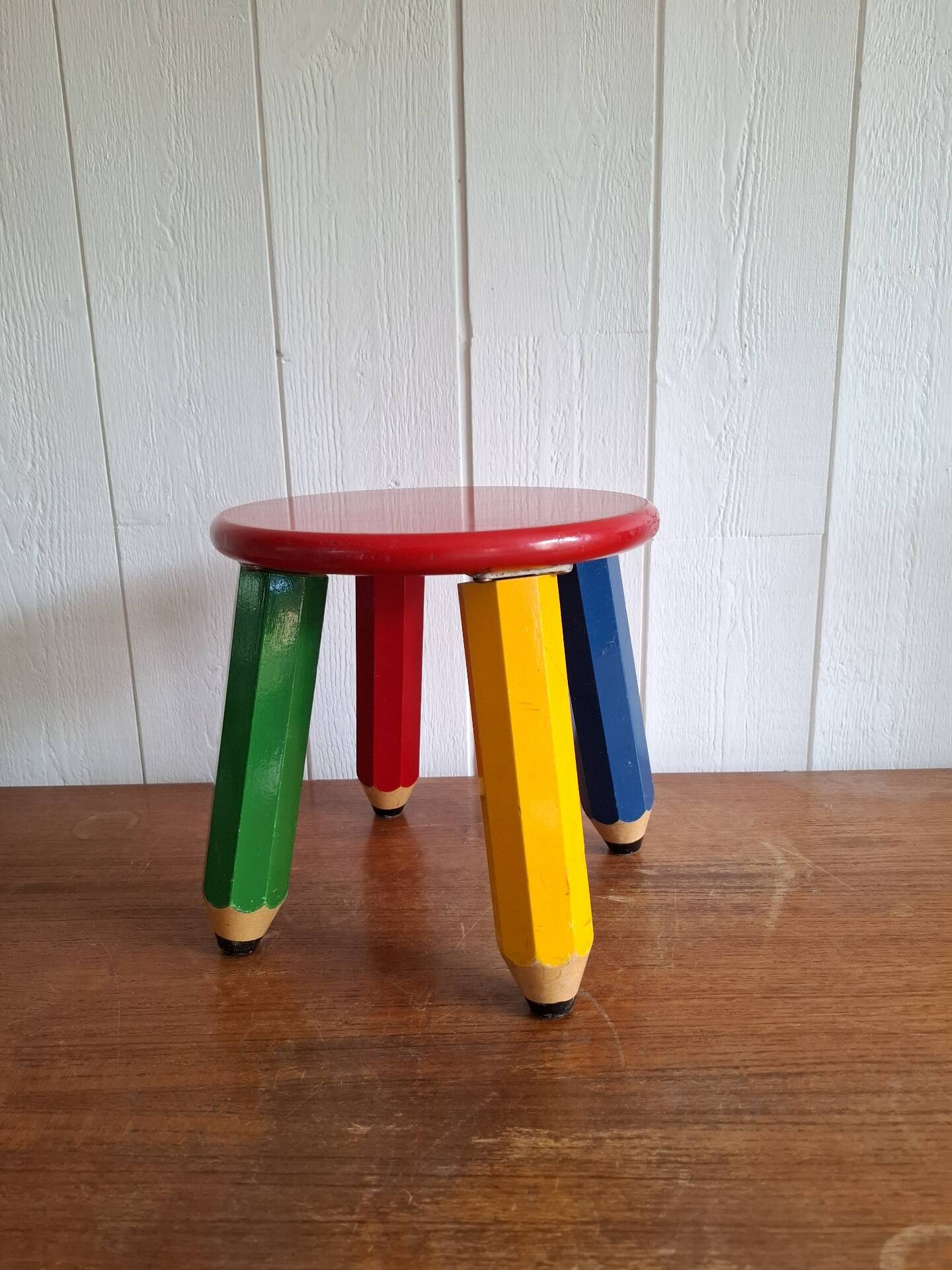 Tabouret crayon Memphis