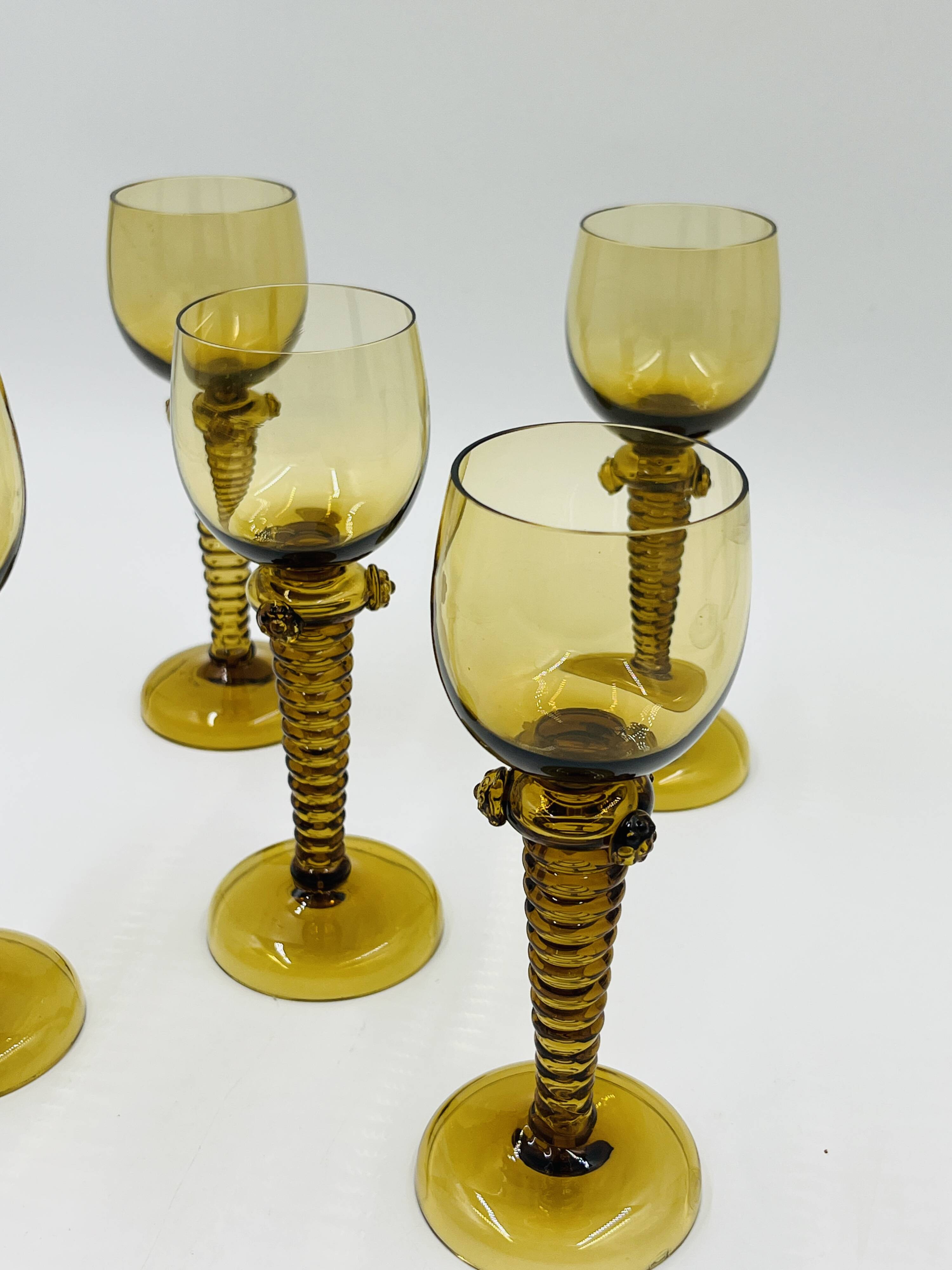 Lot de 5 verres à vin Roemer ambrés