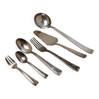 Silver metal cutlery set