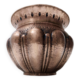 Vintage round embossed copper cachepot / vase by egidio casagrande, italy