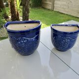 Potiche murale en terre cuite vernissée bleue à décor de raisin, années 70