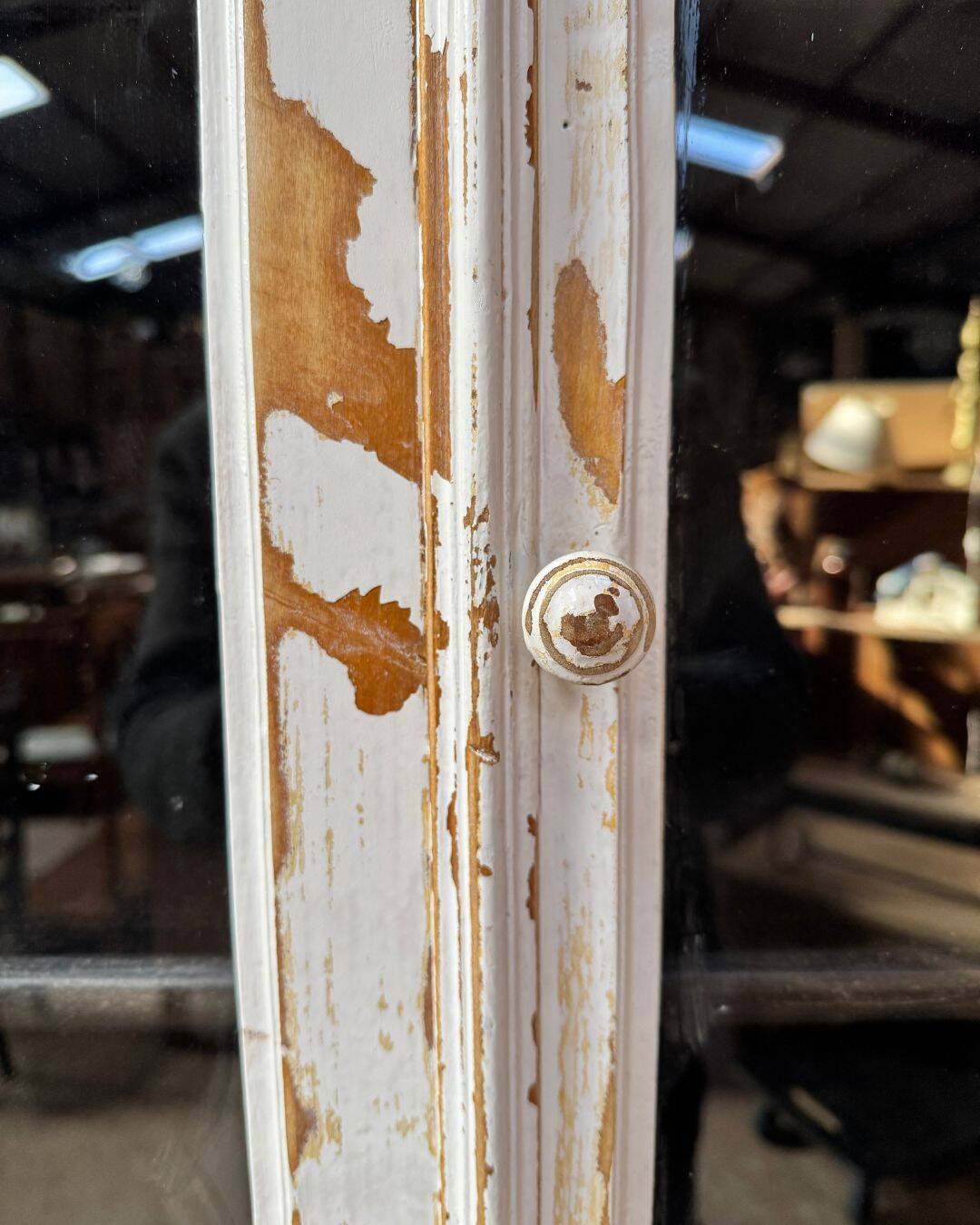 Armoire parisienne vitrée et patinée