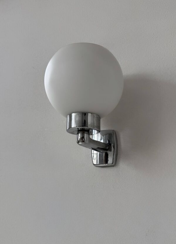 Paire d'applique  vintage, chrome et opaline, France, 1970
