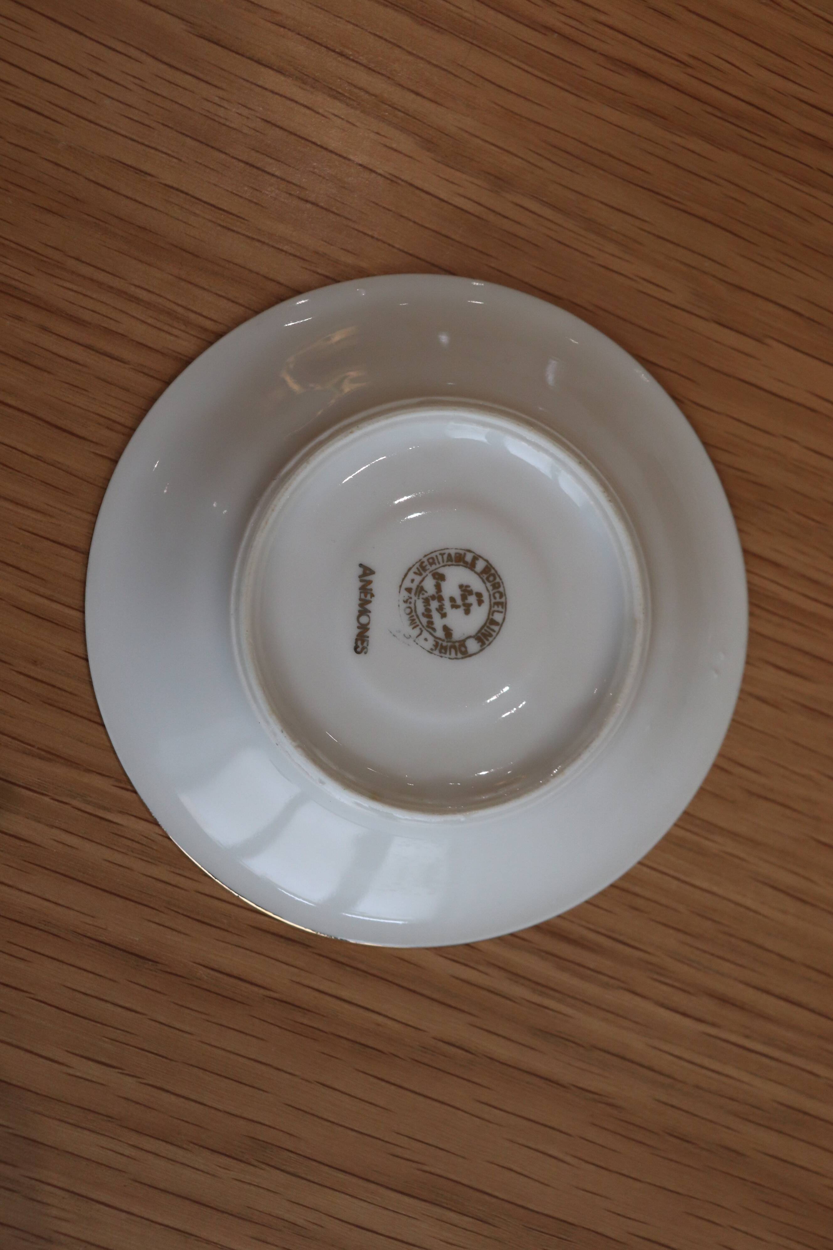 Coffee and tea service in Limoges porcelain with anemone flower pattern and gilding.