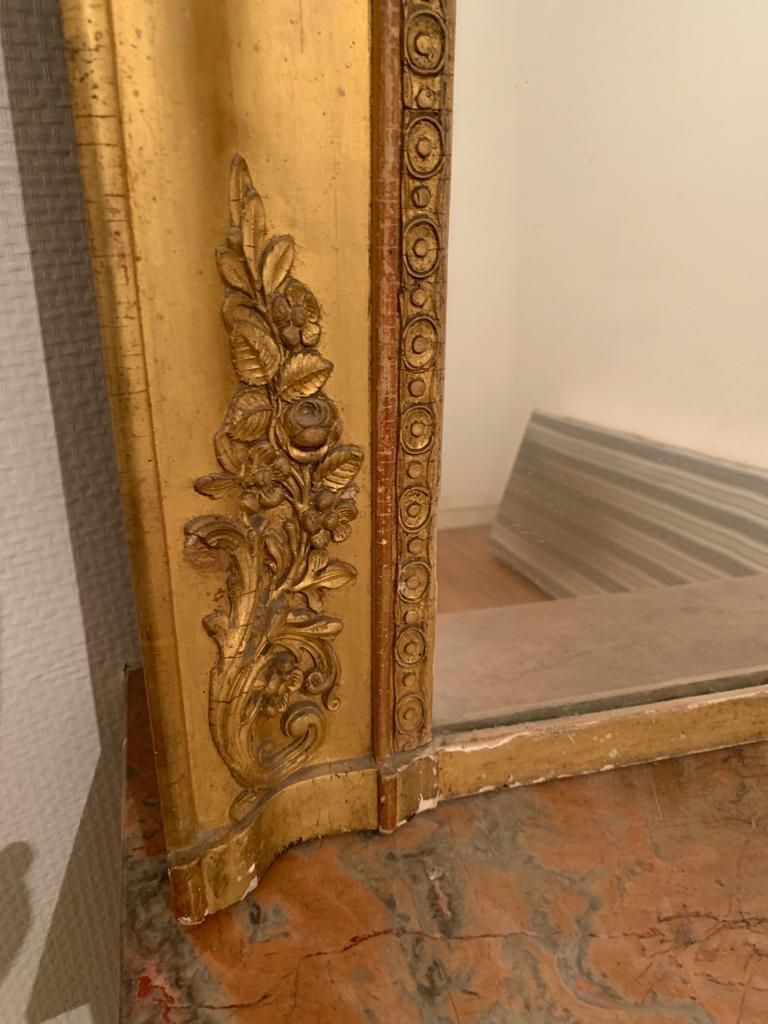Nineteenth century mirror in wood and stucco gilded with rich gold leaf ornamentation, 101x127 cm