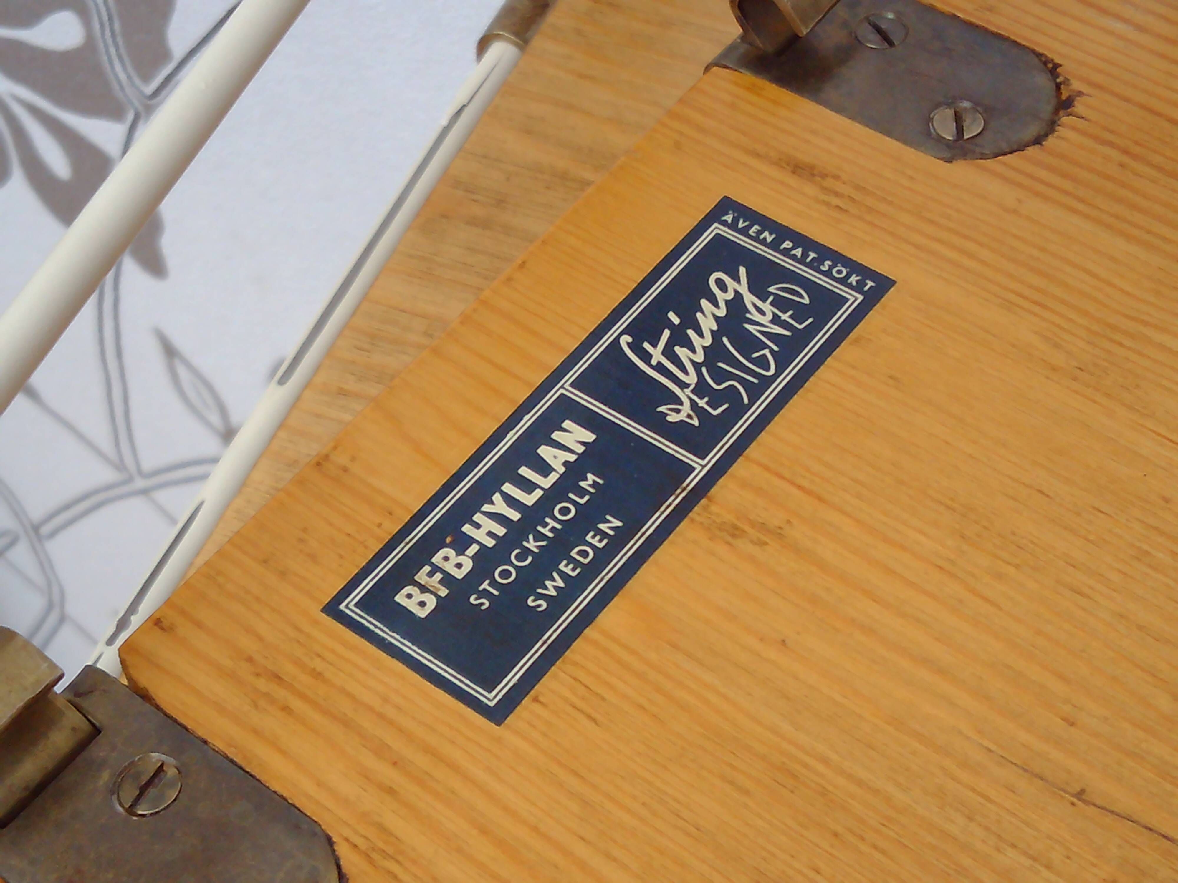 String shelves in pine. Nisse Strinning for BFB-Hyllan, Stockholm.