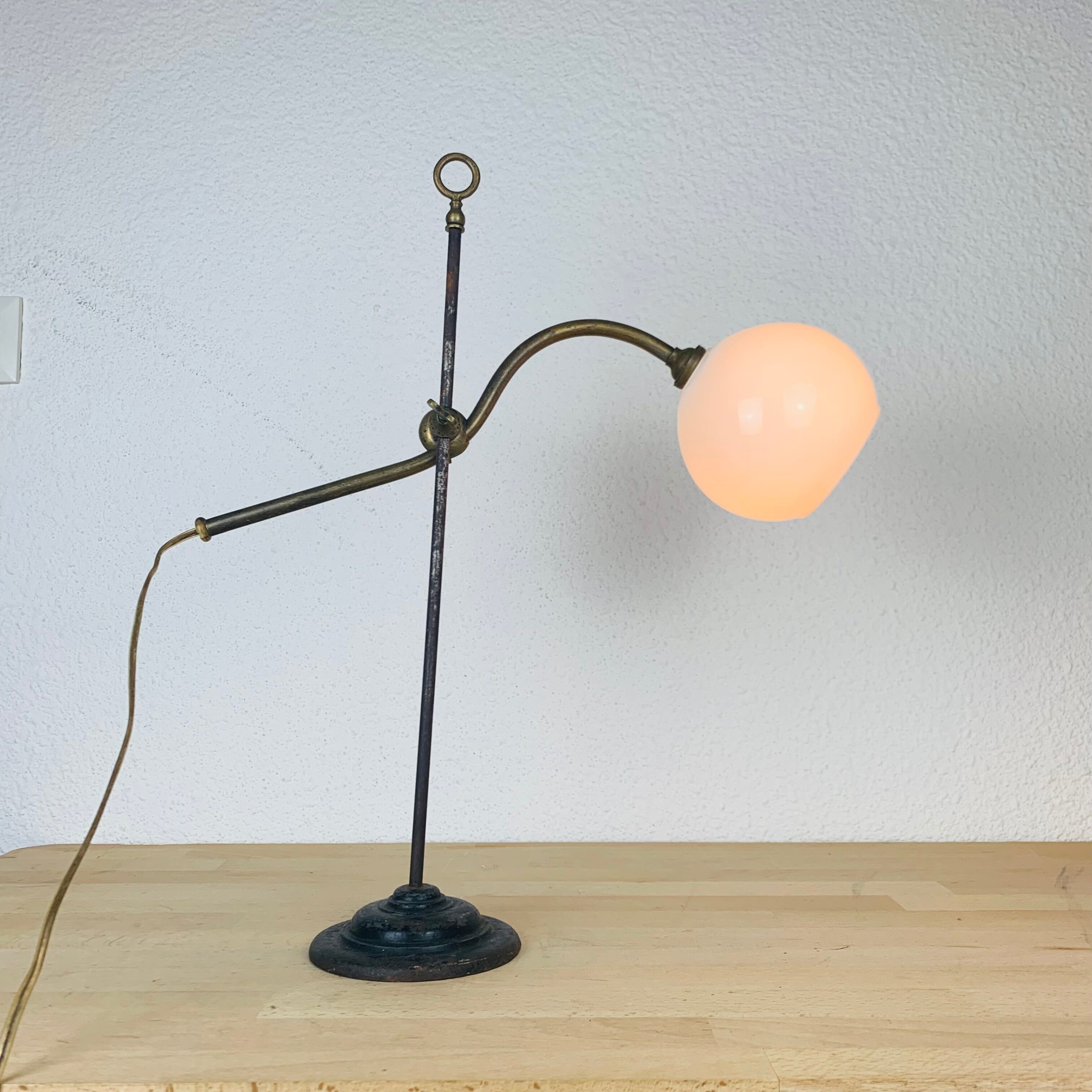 Lampe art déco monte et baisse laiton opaline