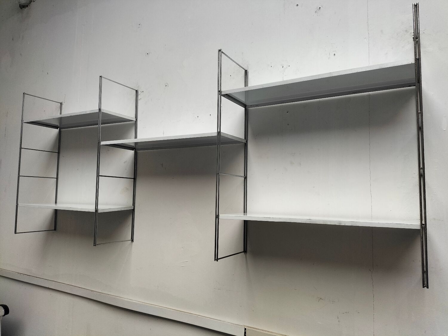 Metal string shelf