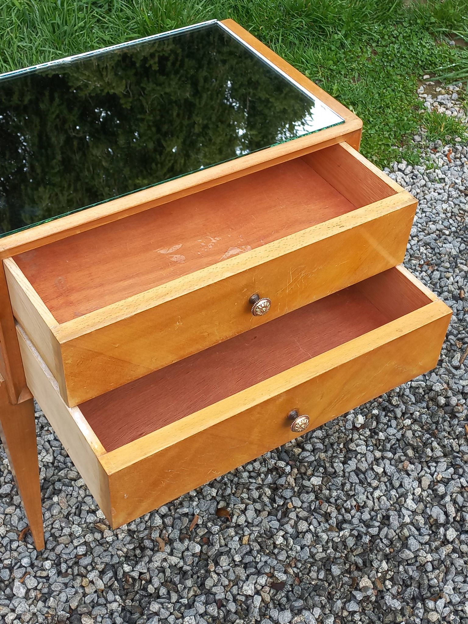 Vintage pair of bedside tables from the 1950s in sycamore and a mirror.