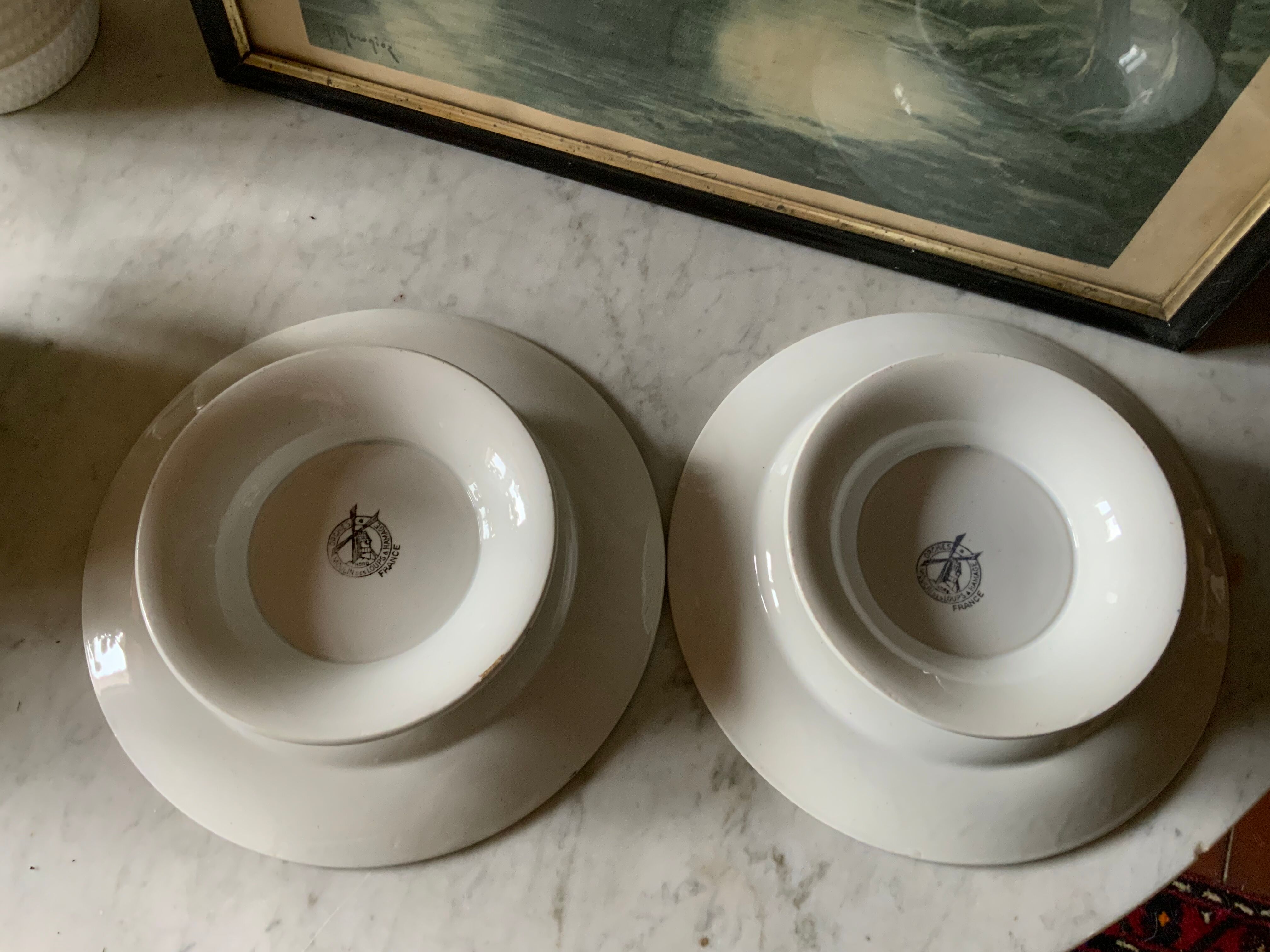 2 plates on feet Moulin des Loups