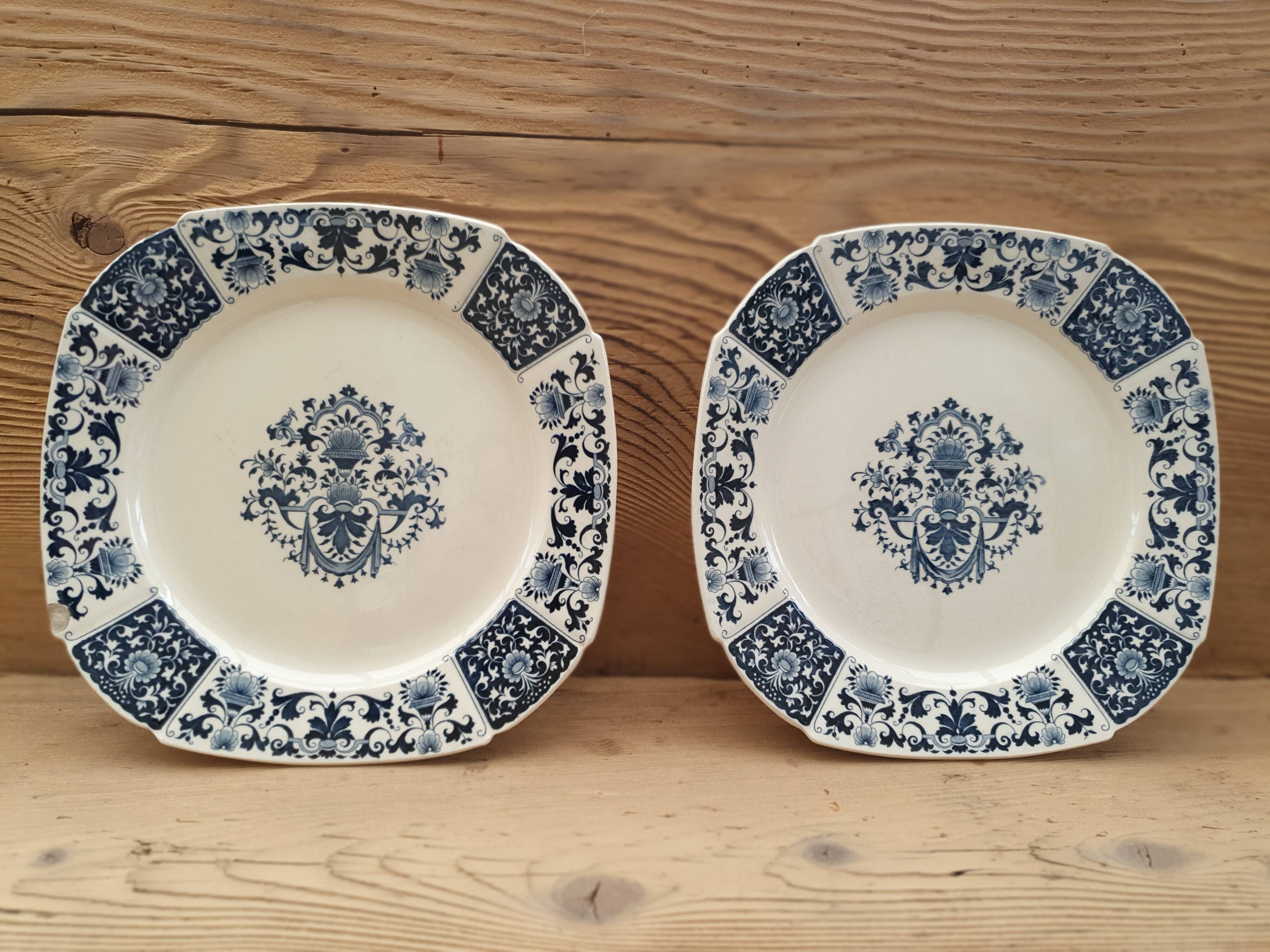 Pair of plates on presentation legs, terre de Fer Gien