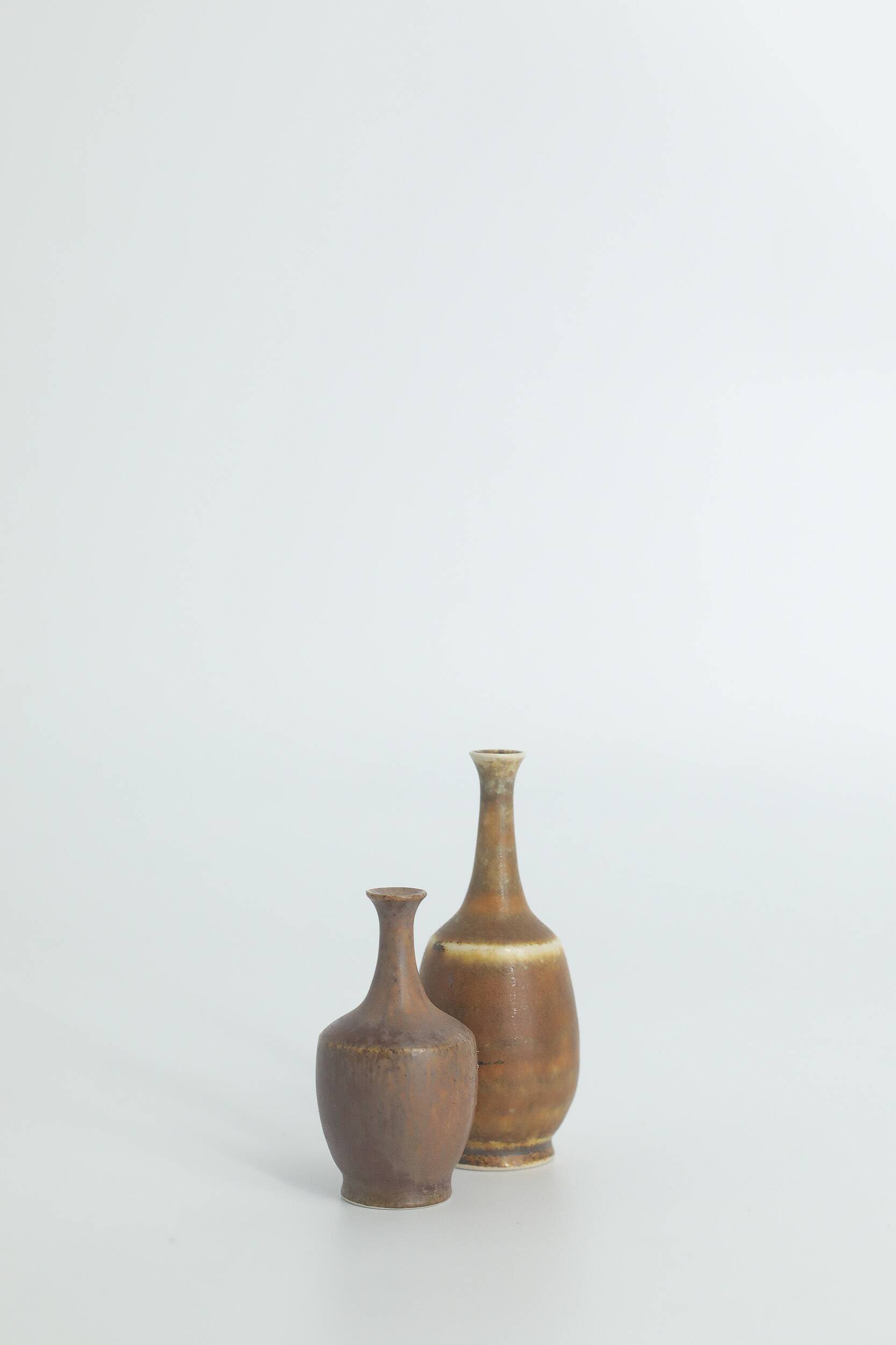 Suite de 4 vases de collection Mid-Century scandinave en grès marron par Gunnar Borg