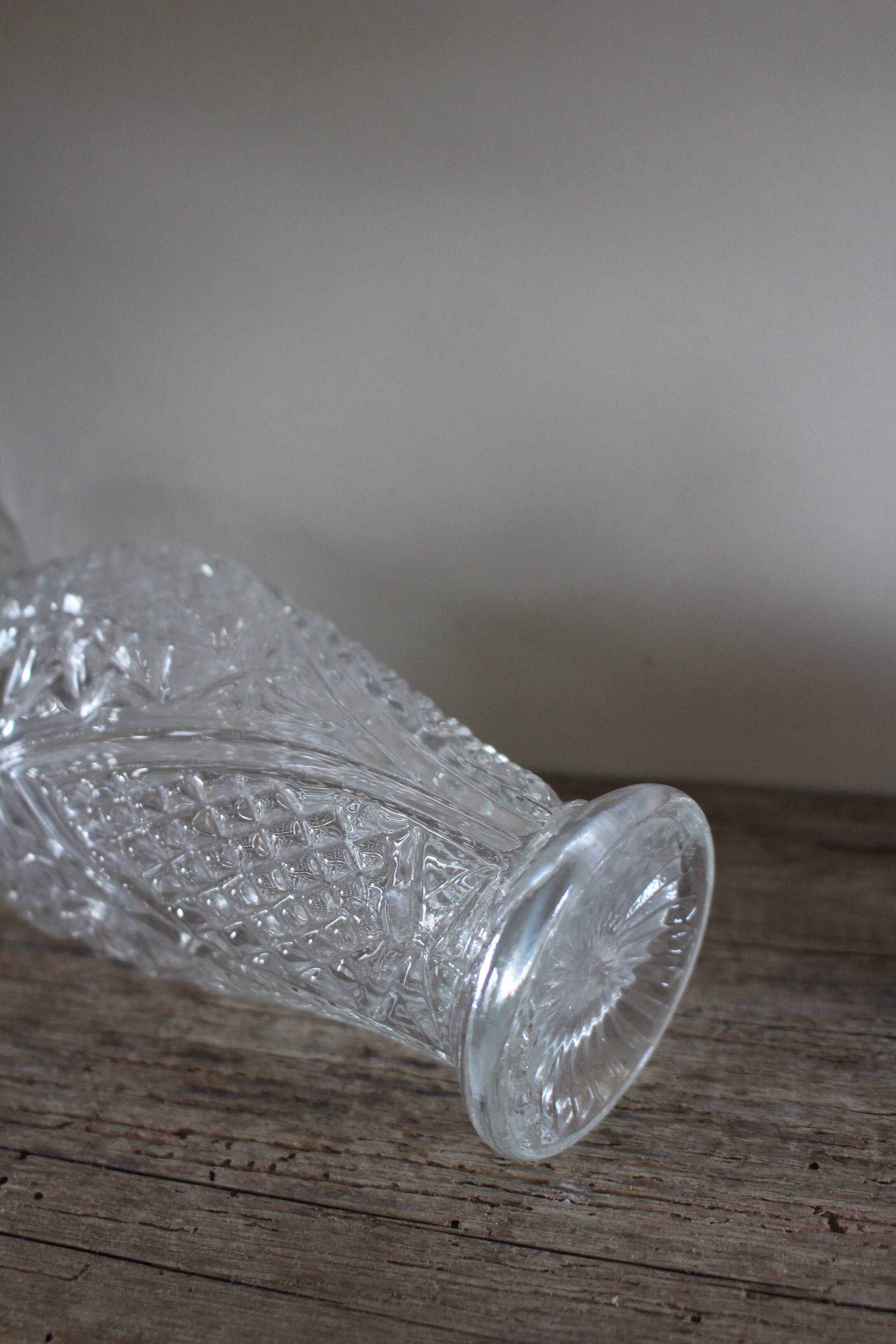 Structured glass vase with curved flowers
