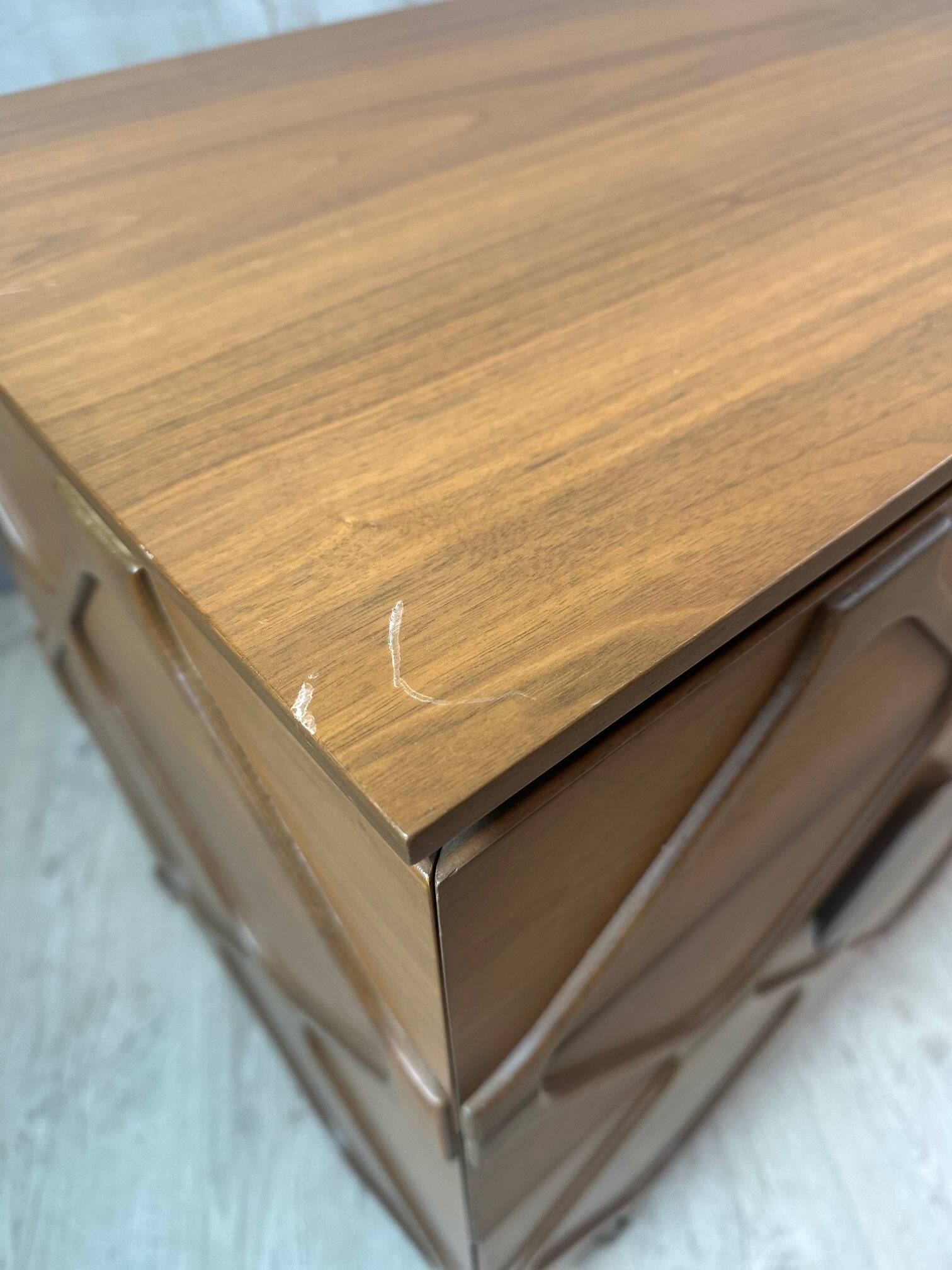 Contemporary chest of drawers