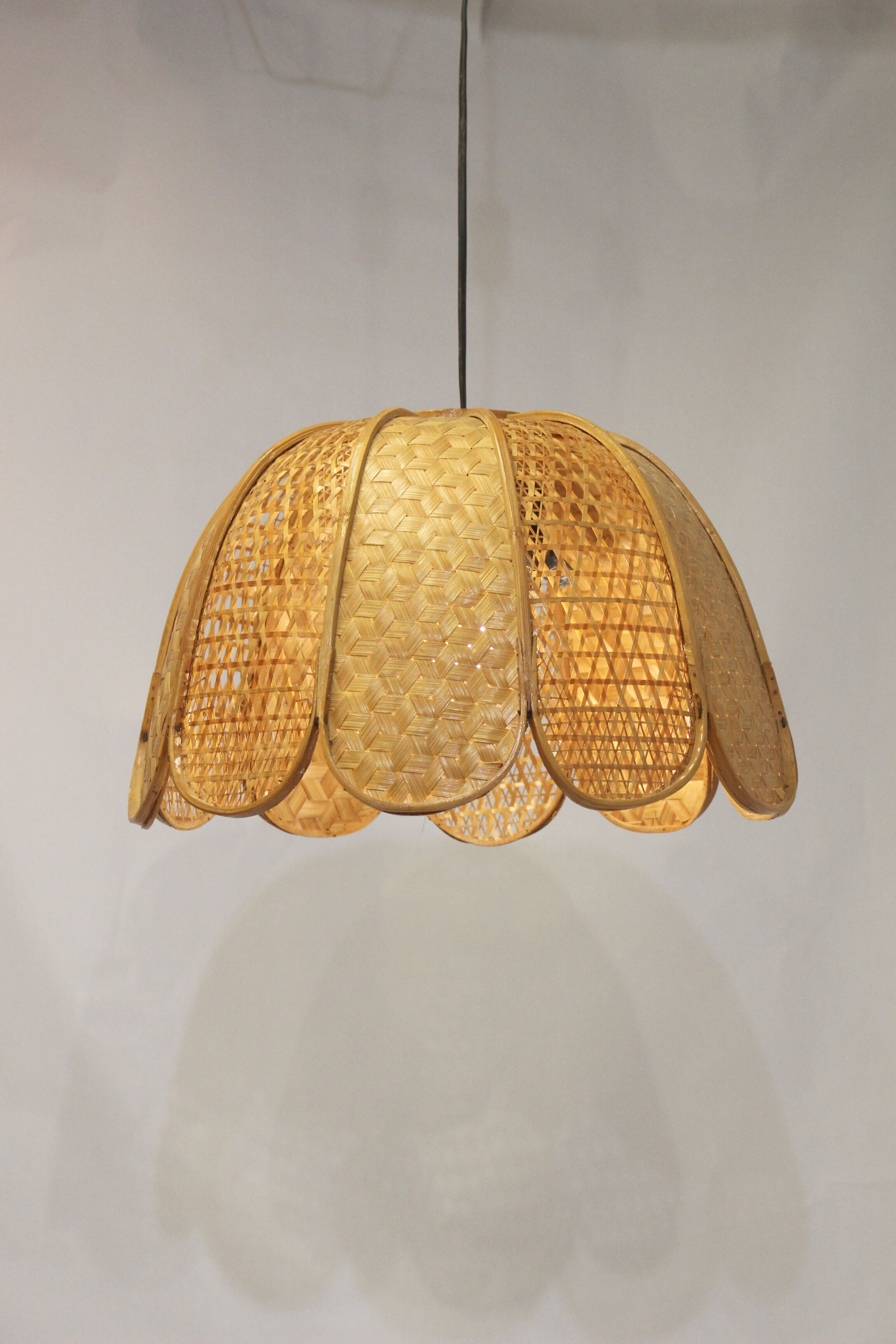 Suspension en rotin osier vintage forme fleur années 60