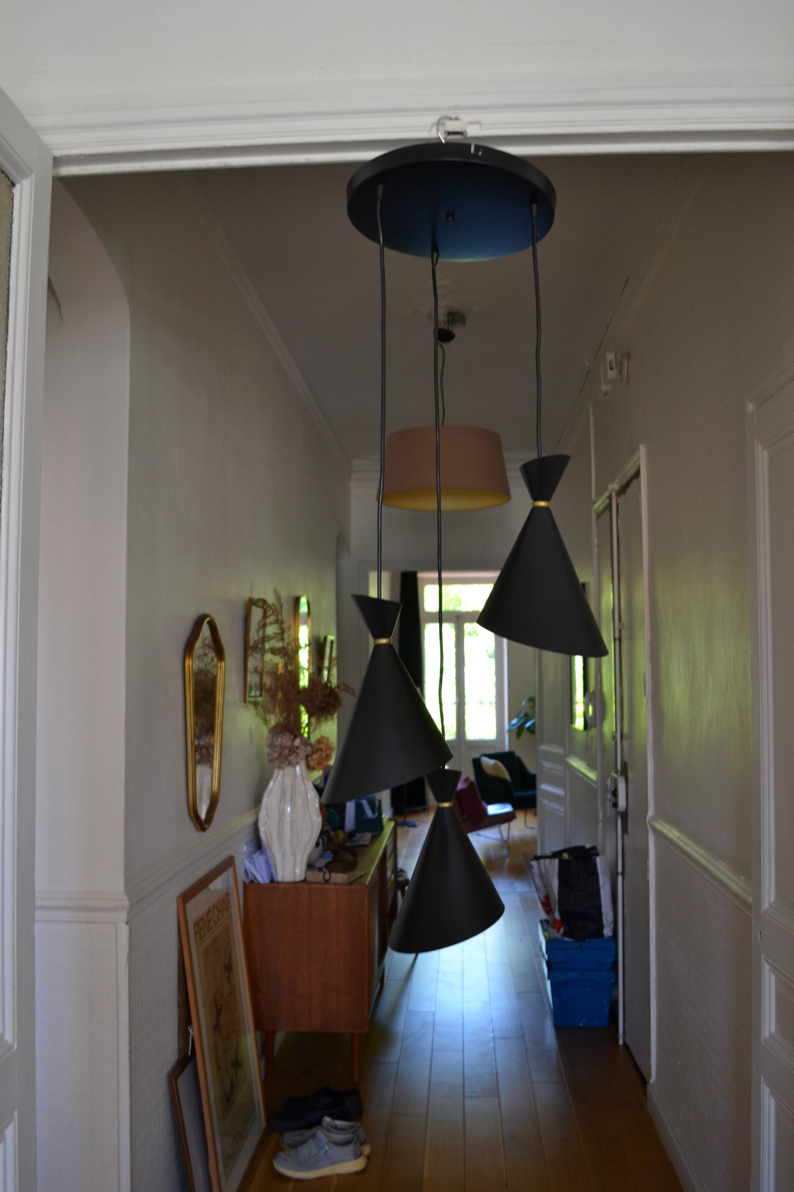Vintage large chandelier with 3 tulips in black and gold Diabolo.
