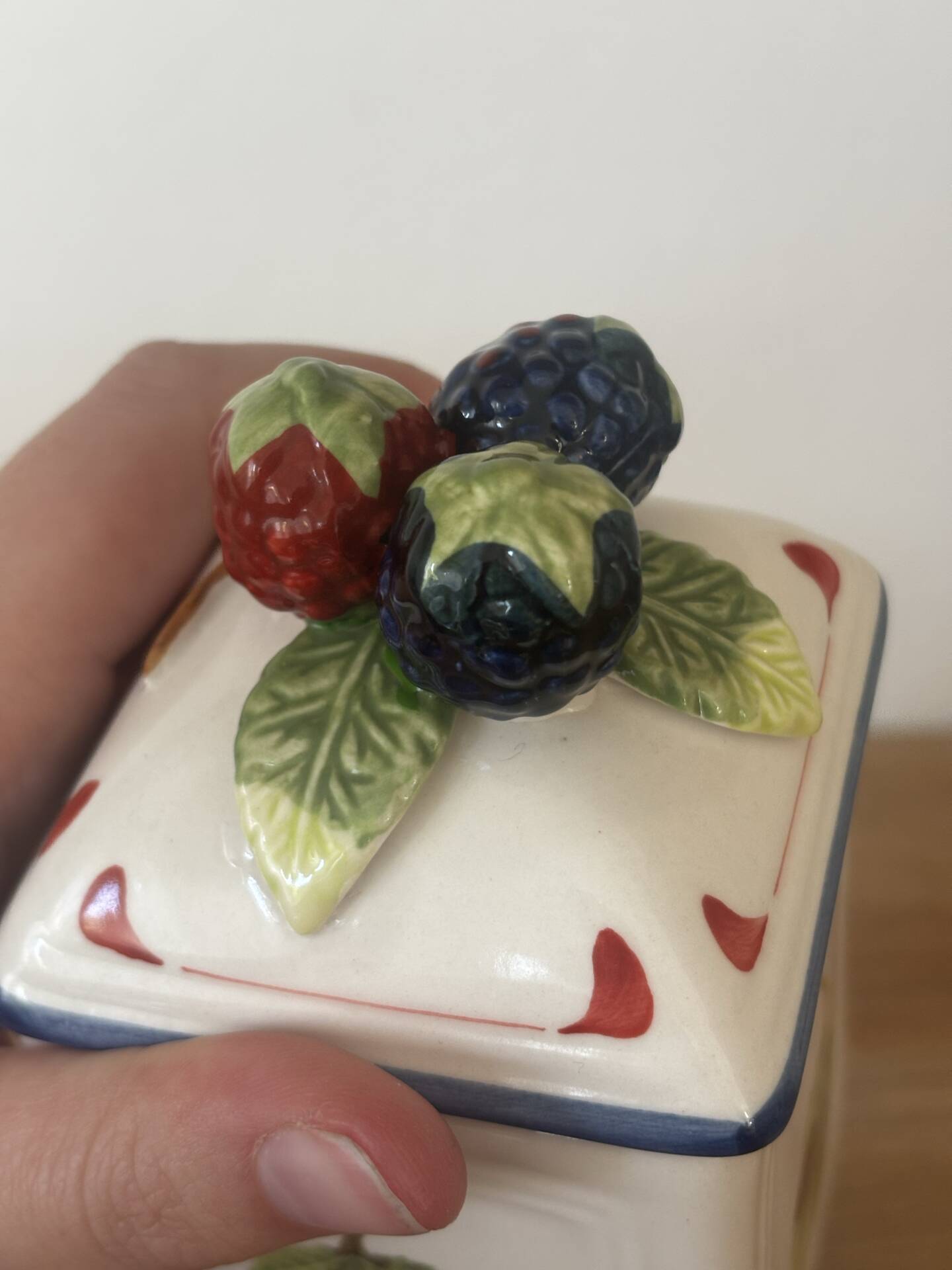 Set of 3 beautiful fruit barbotine pots by Villeroy and Boch.