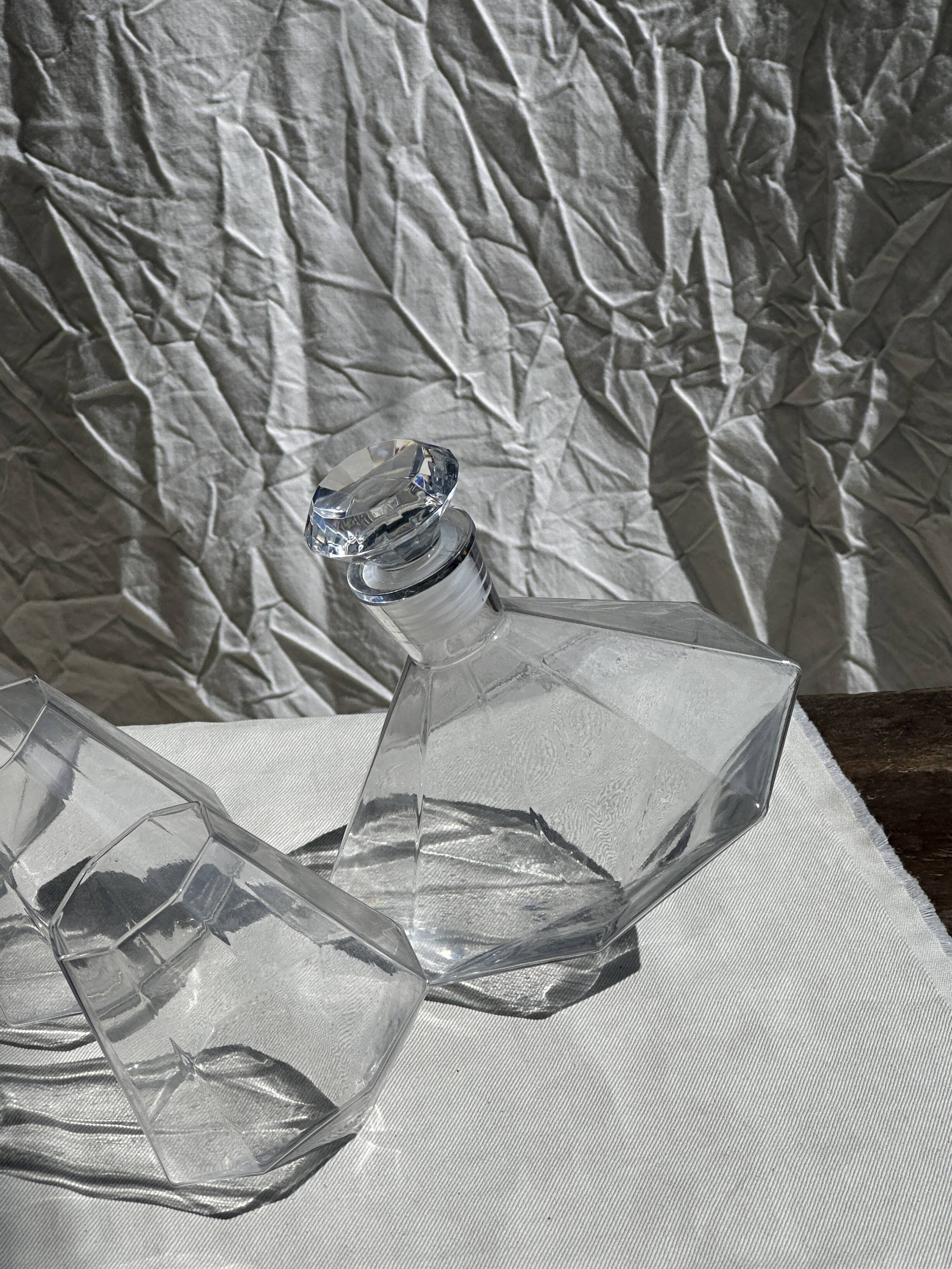 Small geometric carafe with diamond-shaped stopper and its 4 glasses