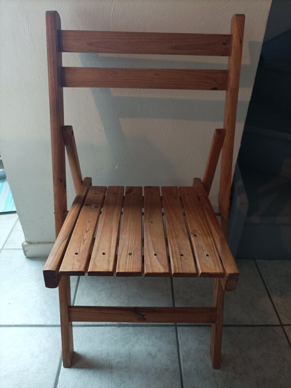 Folding chair in solid wood