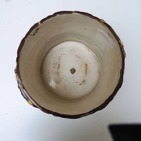 Ancien cache-pot en barbotine décor lierre