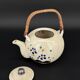 Théière japonaise vintage en grès moucheté à anse bambou
