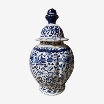 Covered potiche with blue and white Delft décor