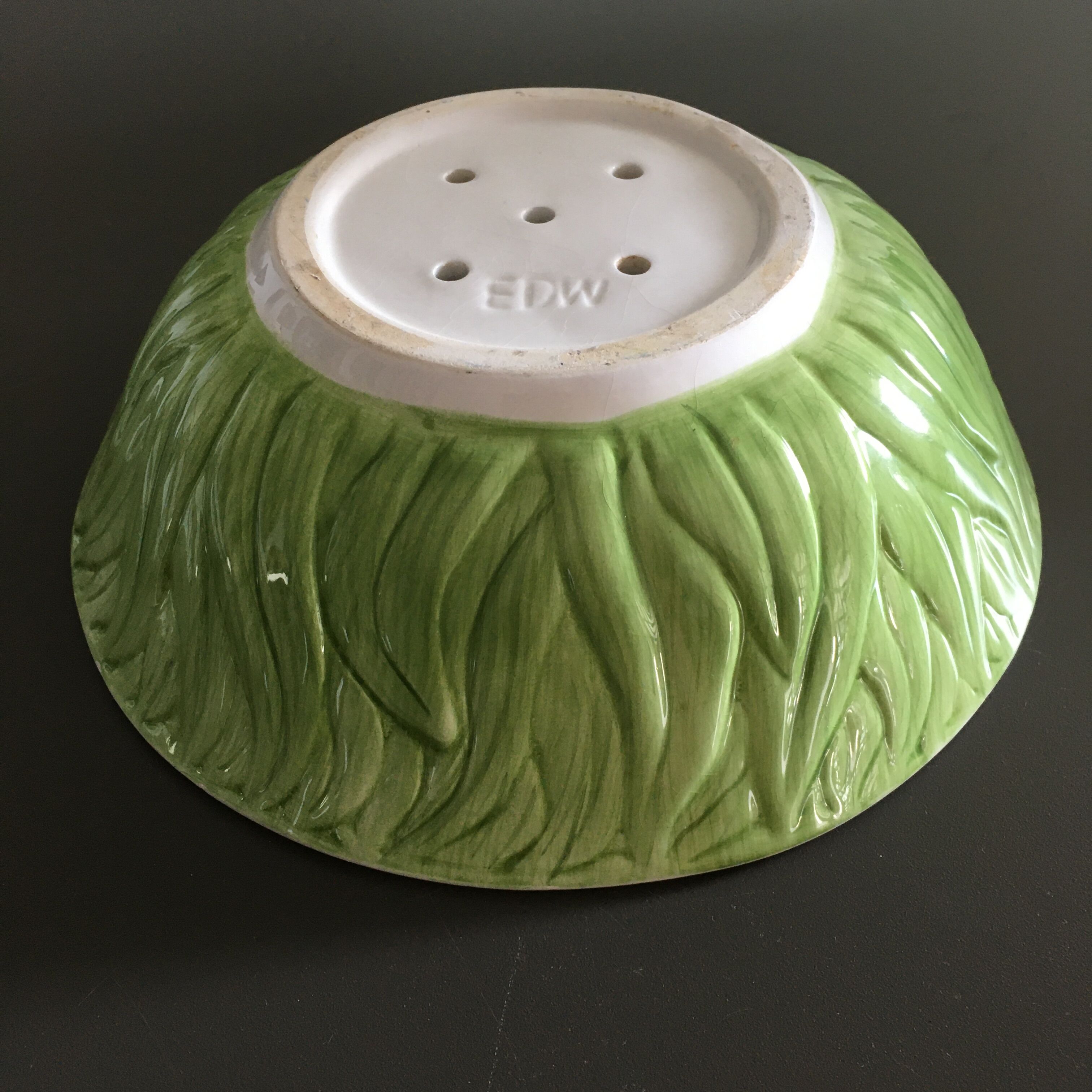 Iris-decorated salad bowl with drainer