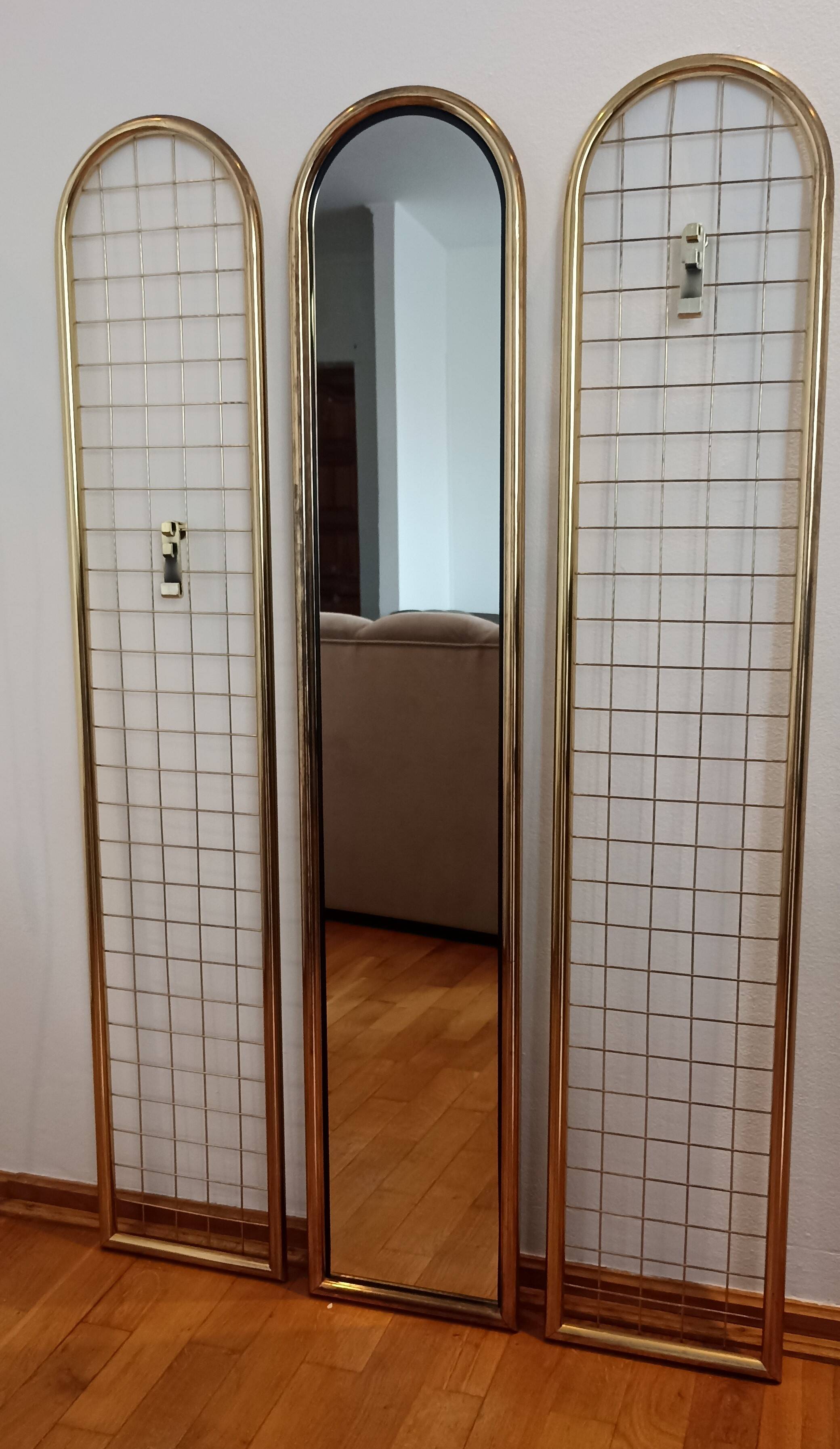 Miroir mural avec cintres, années 1970.