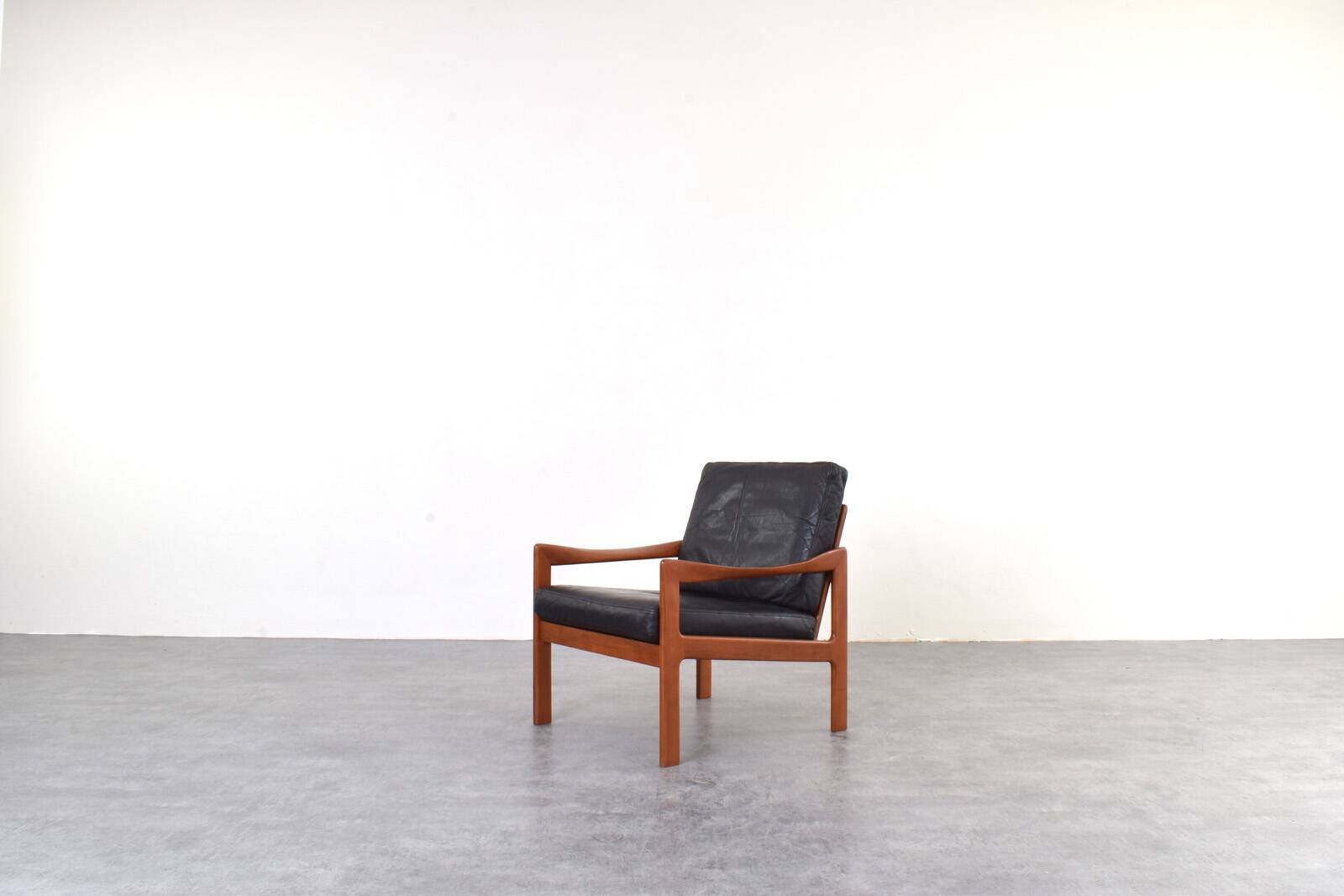 Fauteuil lounge vintage en teck par Illum Wikkelsø pour Niels Eilersen, 1960.