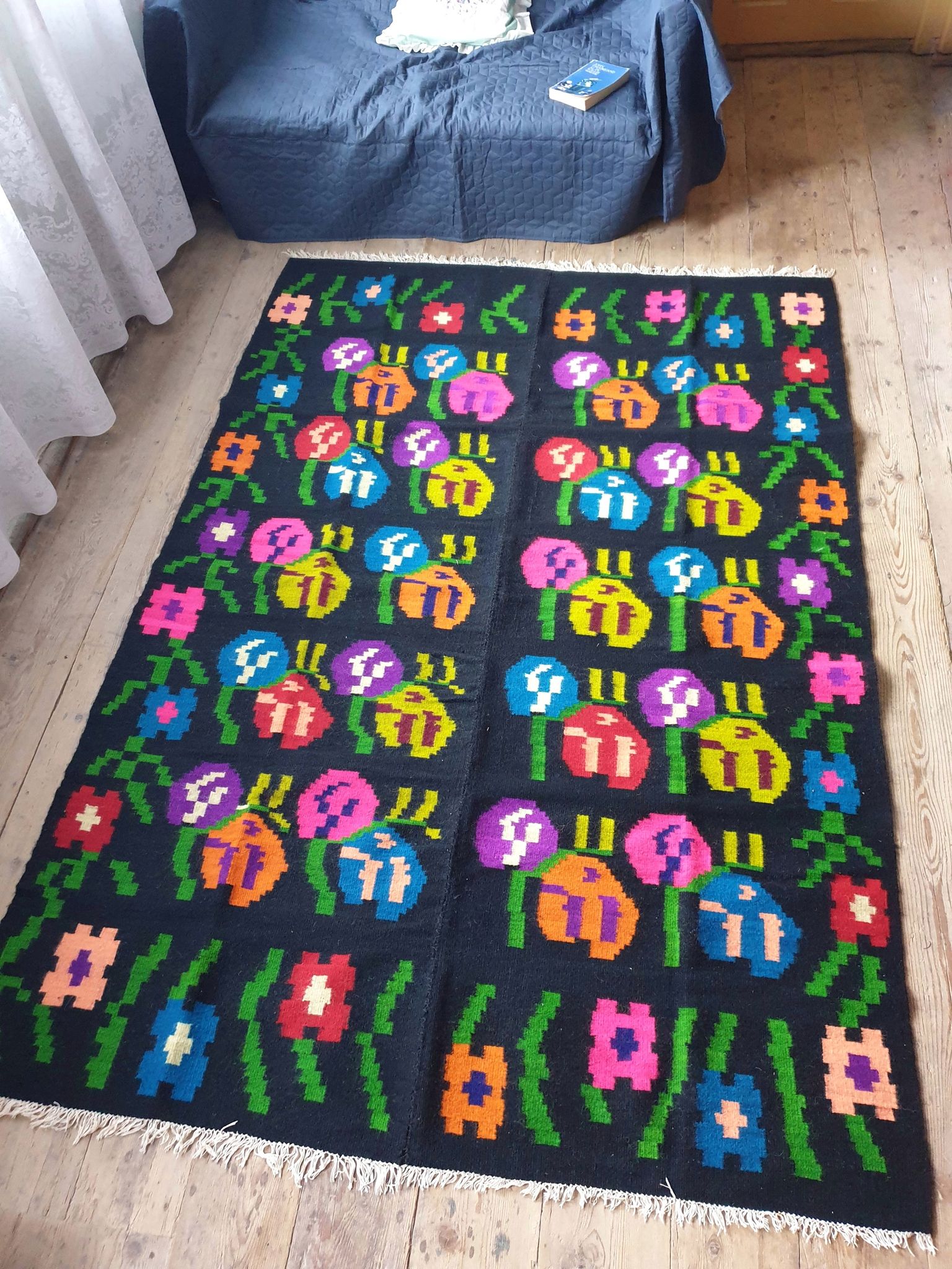 Kilim de laine florale, fond noir avec des fleurs colorées, réversible, Roumanie tissée à la main 235 x 160 cm