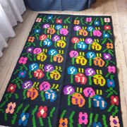 Kilim de laine florale, fond noir avec des fleurs colorées, réversible, Roumanie tissée à la main 235 x 160 cm