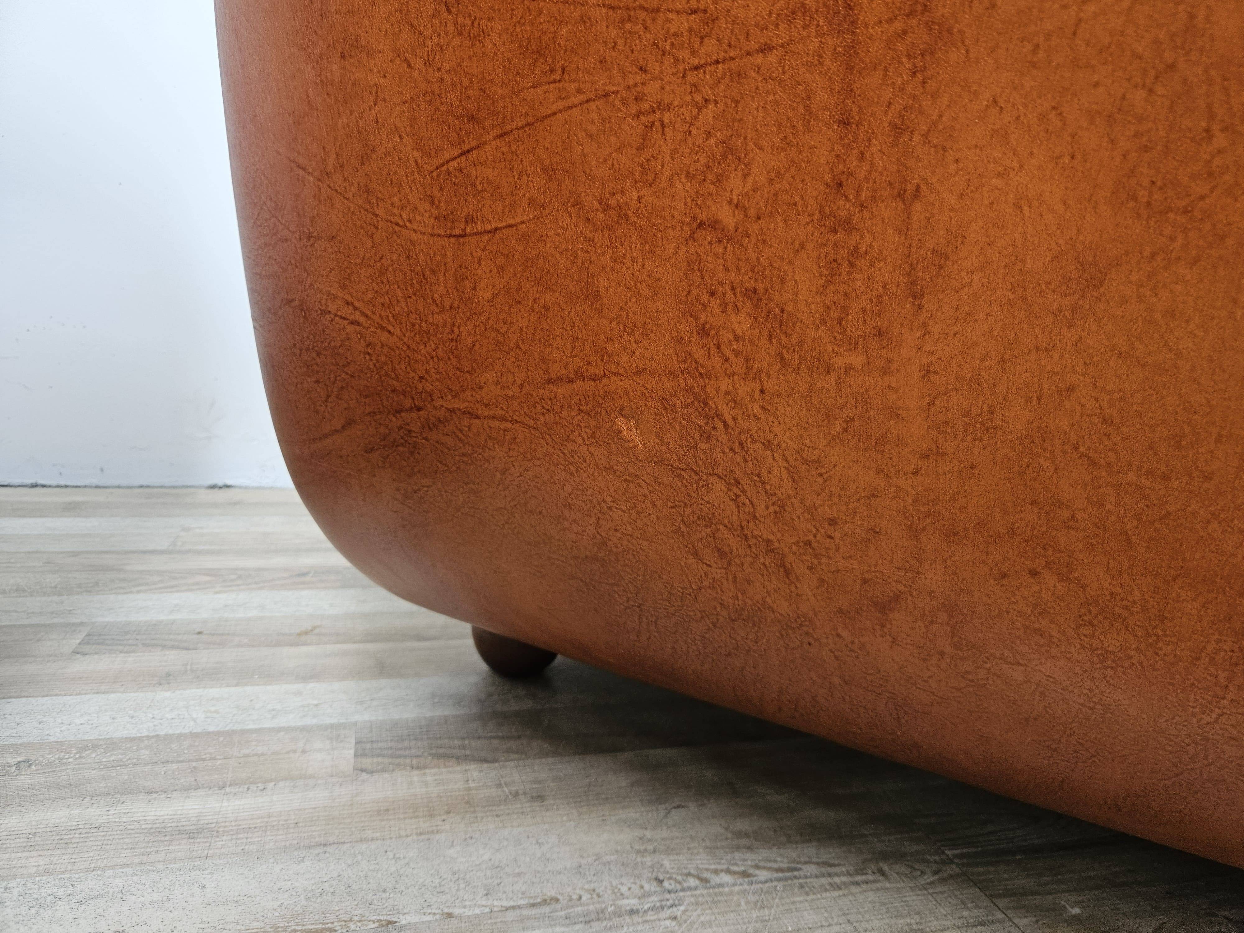 2 fauteuils en cuir cognac, années 1970