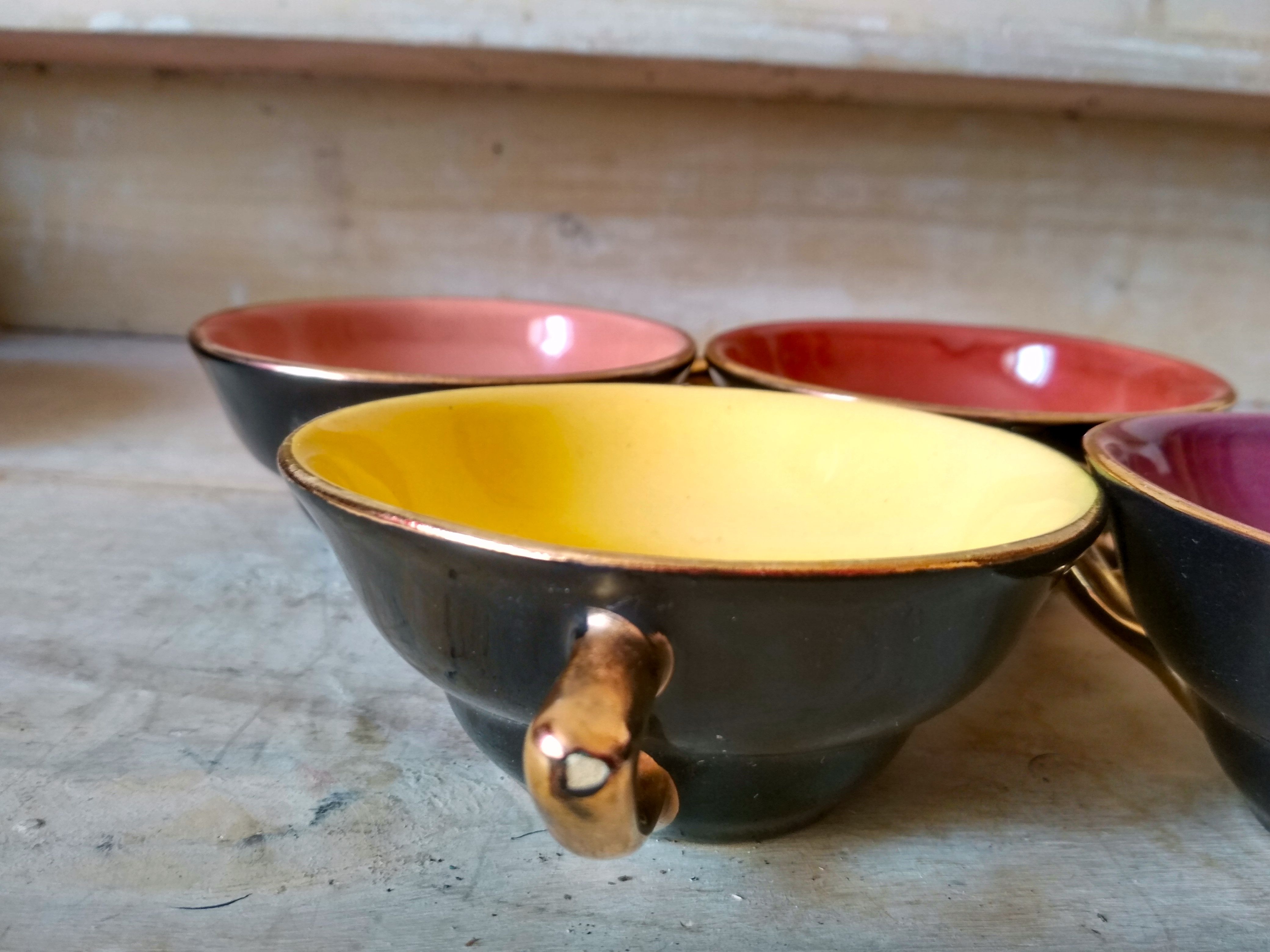 4 cups tea or coffee in the 1950s, color mugs, black and Golden NET