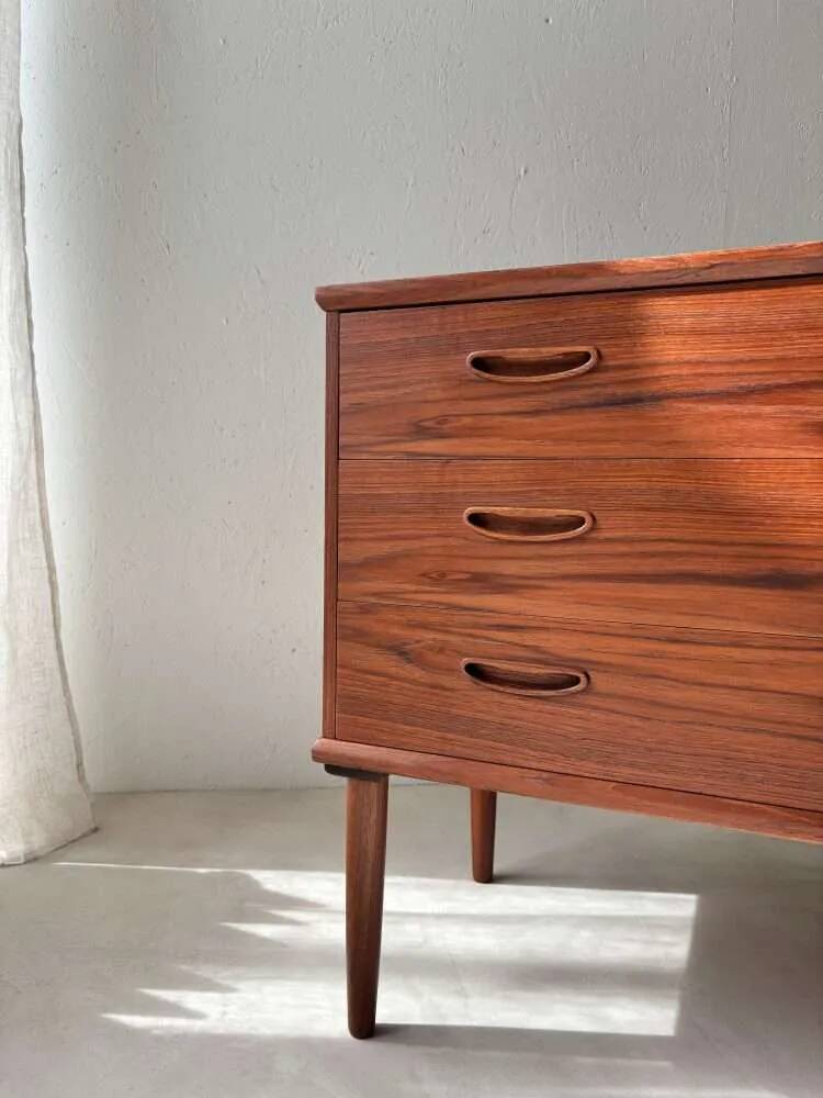 Commode en teck entièrement rénovée au design vintage des années 1960.