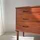 Commode en teck entièrement rénovée au design vintage des années 1960.
