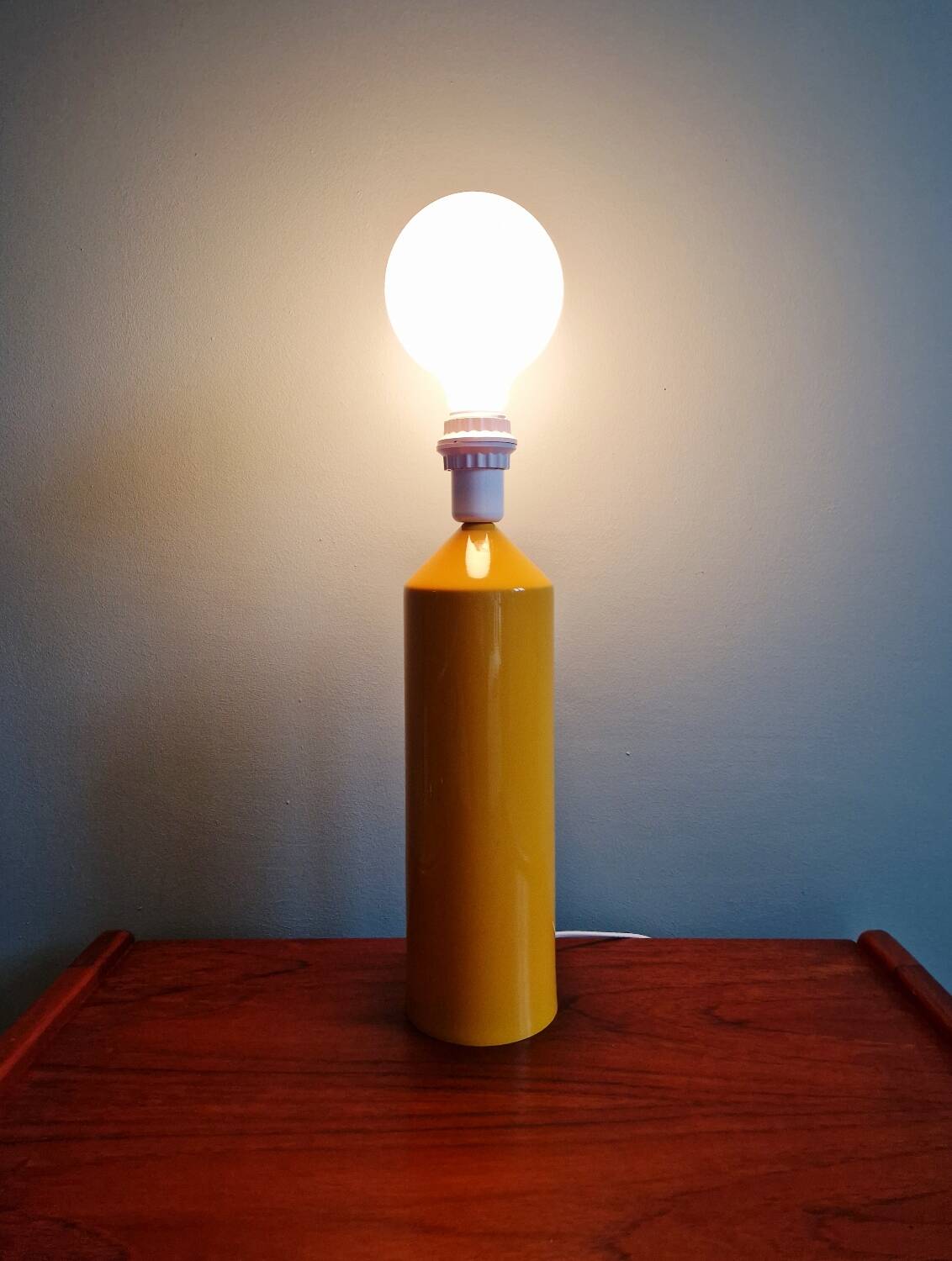 Vintage table lamp in yellow lacquered metal, 1980s