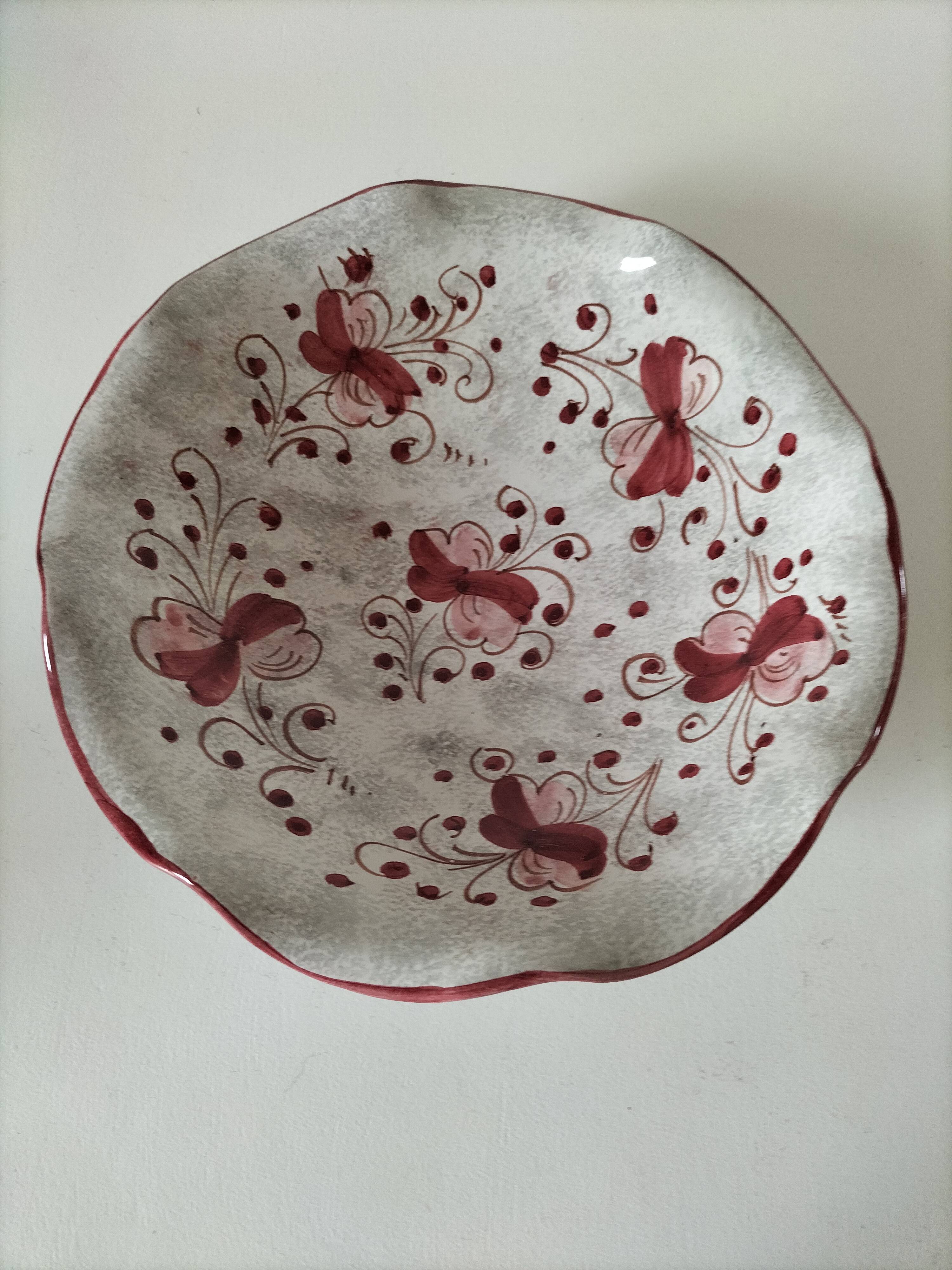Coupe en faïence italienne décor floral bordeaux