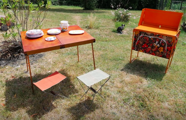 Table, valise en bois de pique nique et ses fauteuils