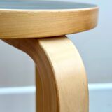 Tabouret Alvar Aalto 60 plateau en linoléum noir