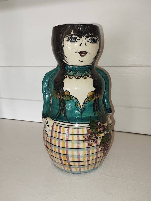 Pichet figuratif vintage en terre cuite vernissée – Personnage féminin
