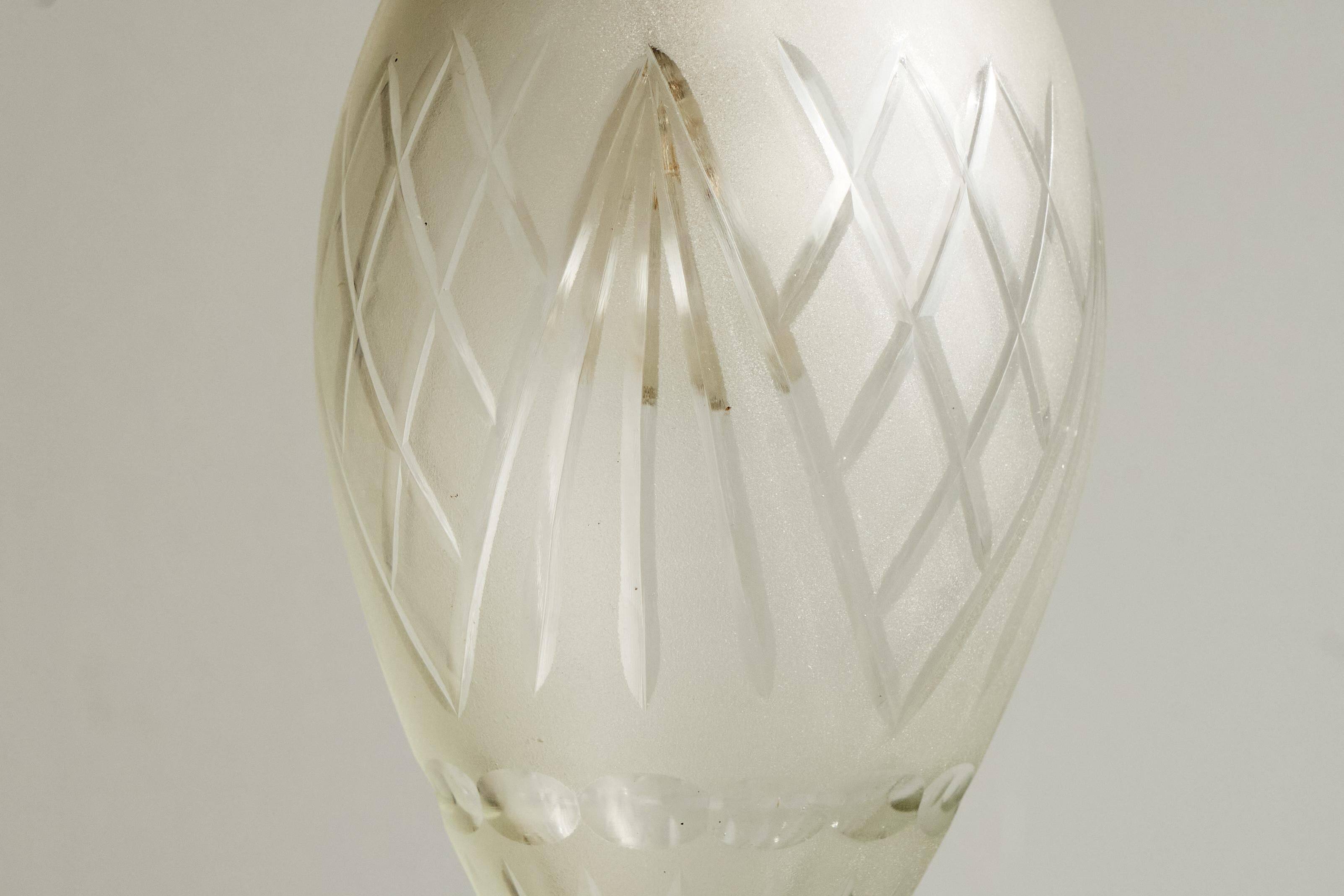 Art Nouveau table lamp in cast brass and engraved glass, 1920s