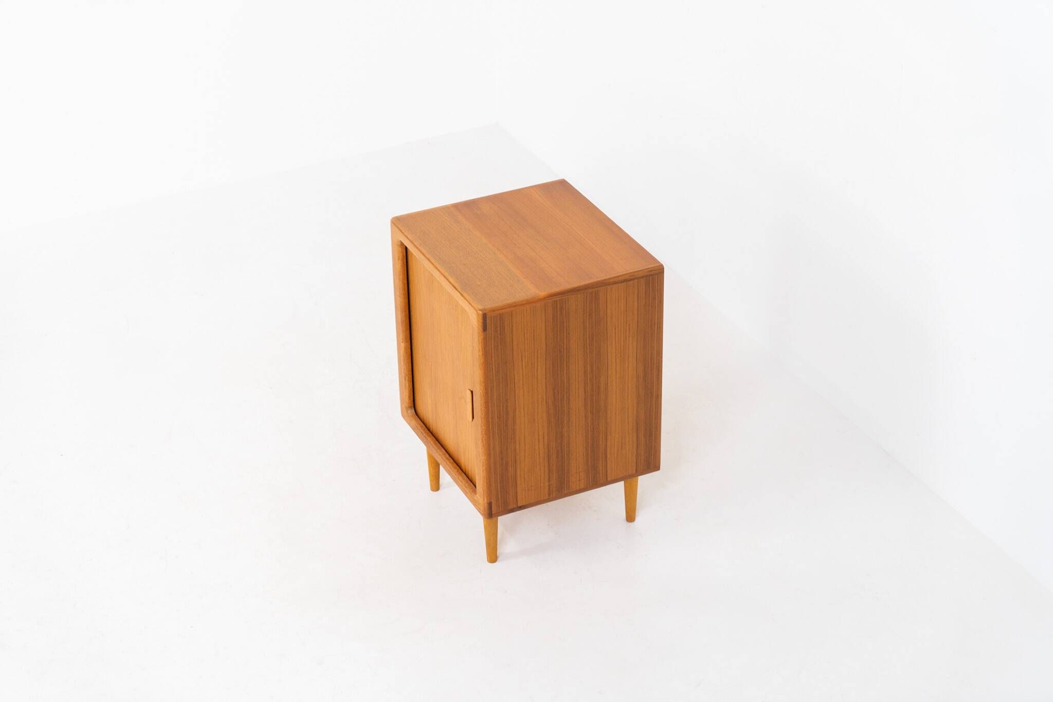 Cabinet avec porte tambour par CFC Silkeborg