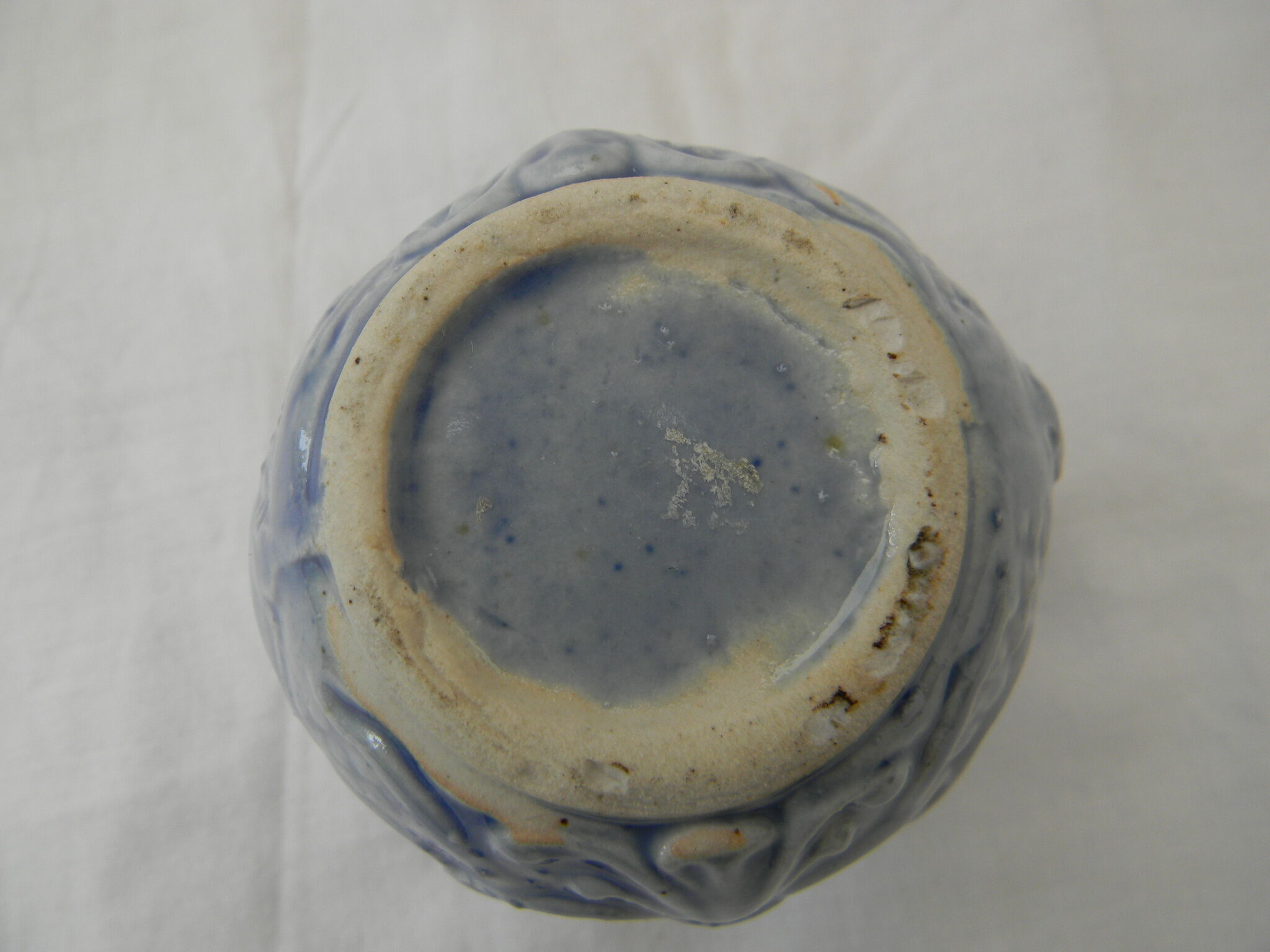 Petit pot à lait bleu en barbotine.