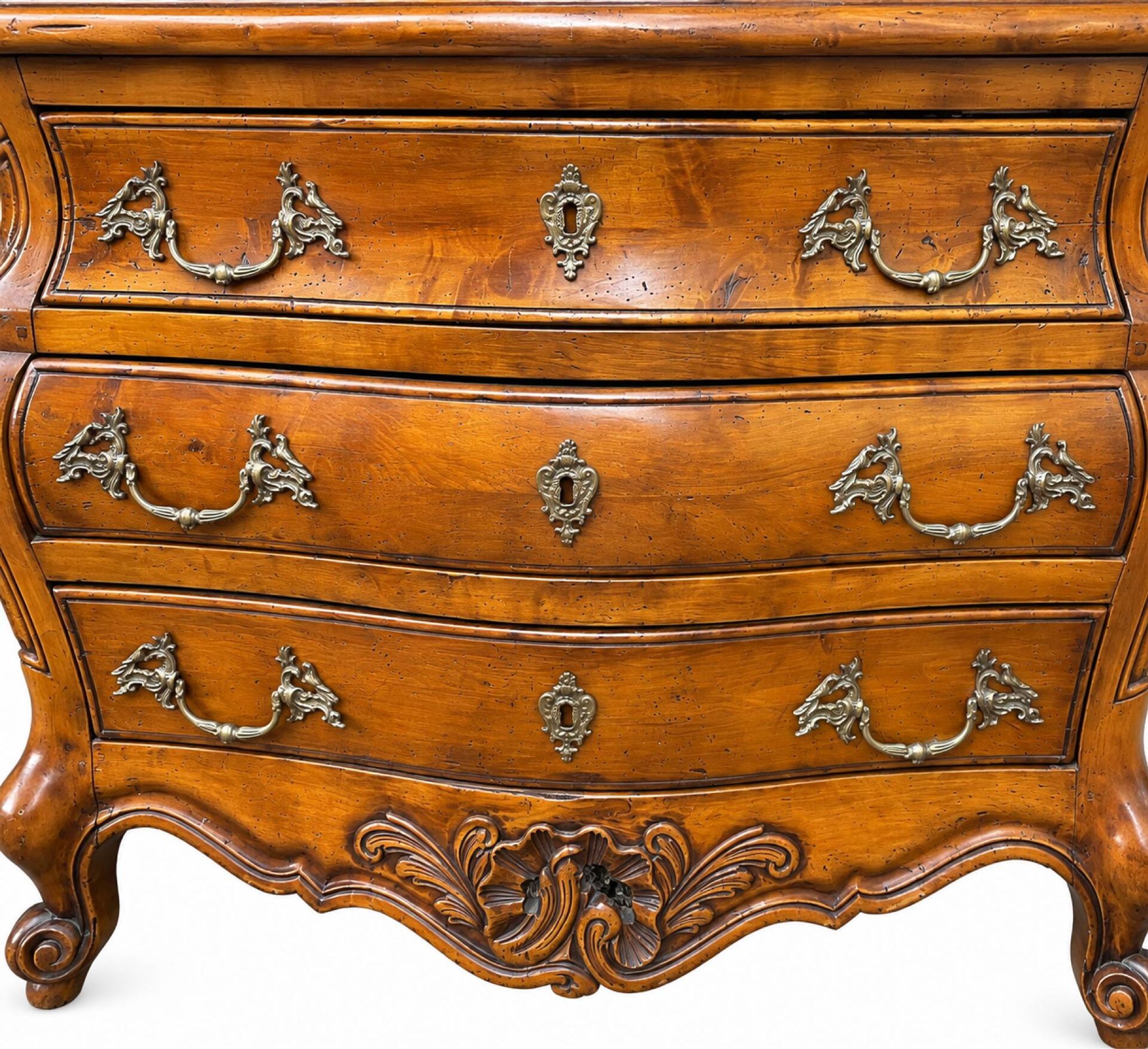 Commode tombeau galbée Louis XV