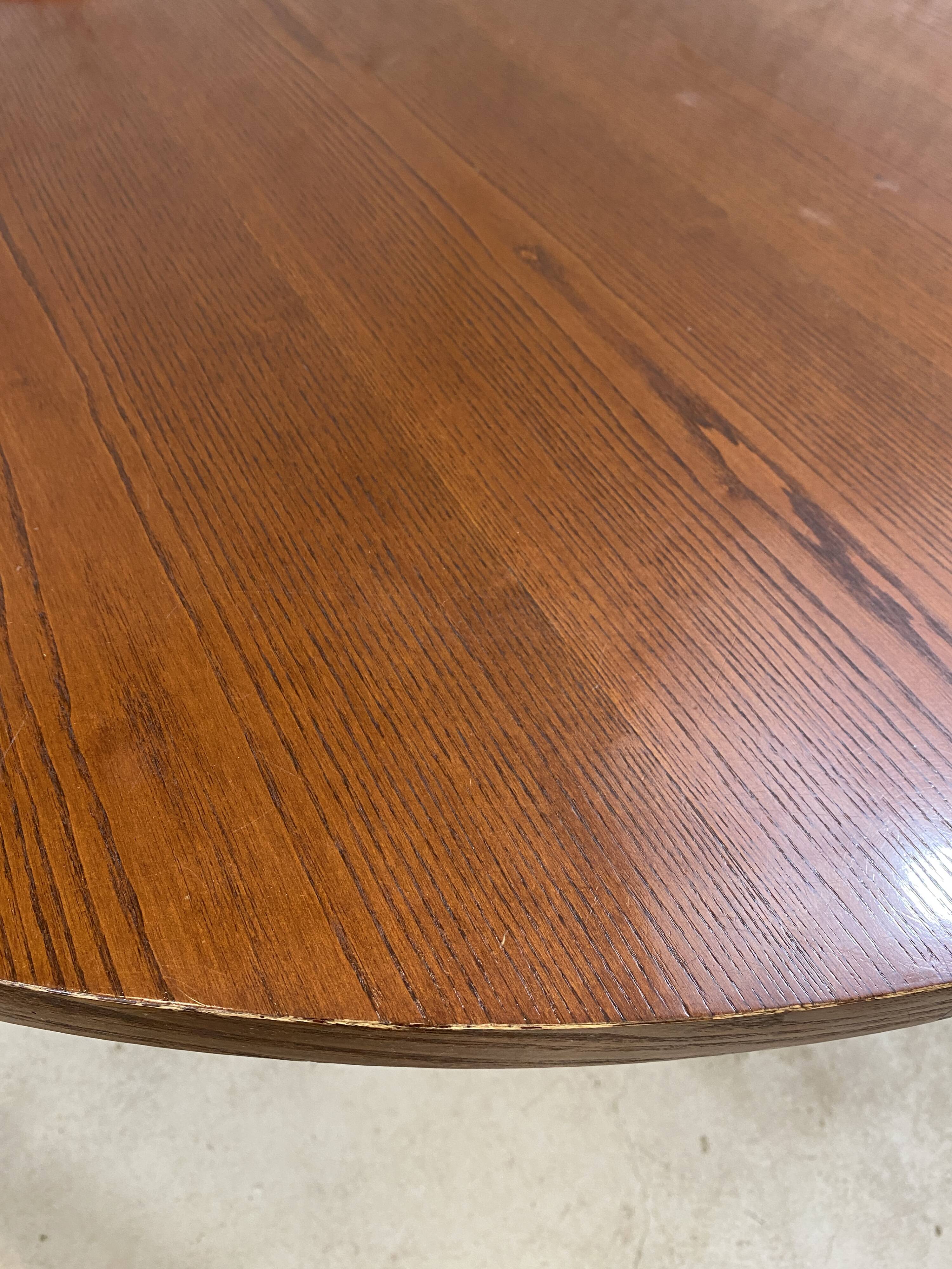 Round table by Giancarlo Piretti, Castelli edition