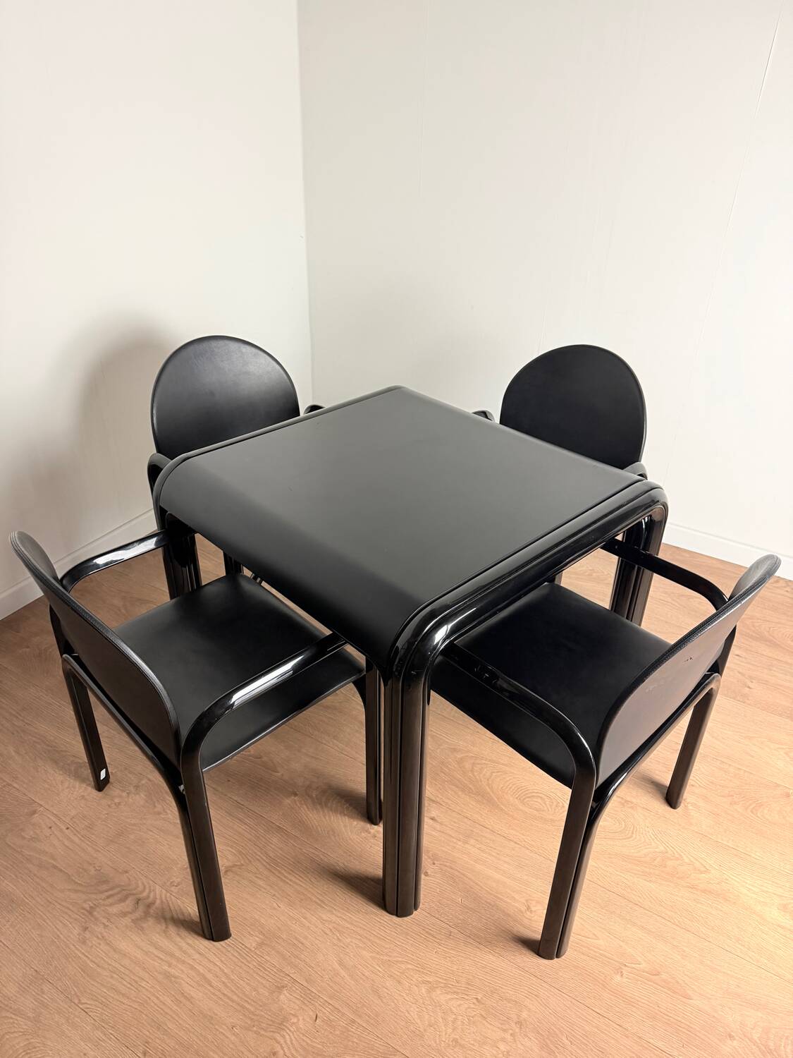 Knoll Orsay set – table & 4 chairs – black lacquered steel & faux leather