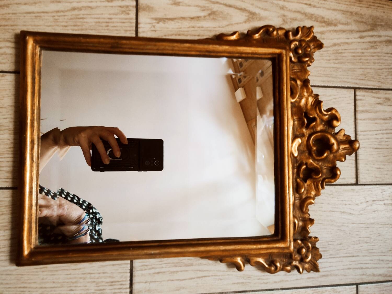 Miroir en stuc a bords biseautés