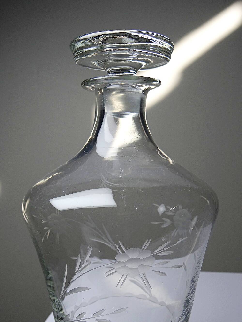 Small antique decanter in engraved Bohemian crystal, early 20th century.